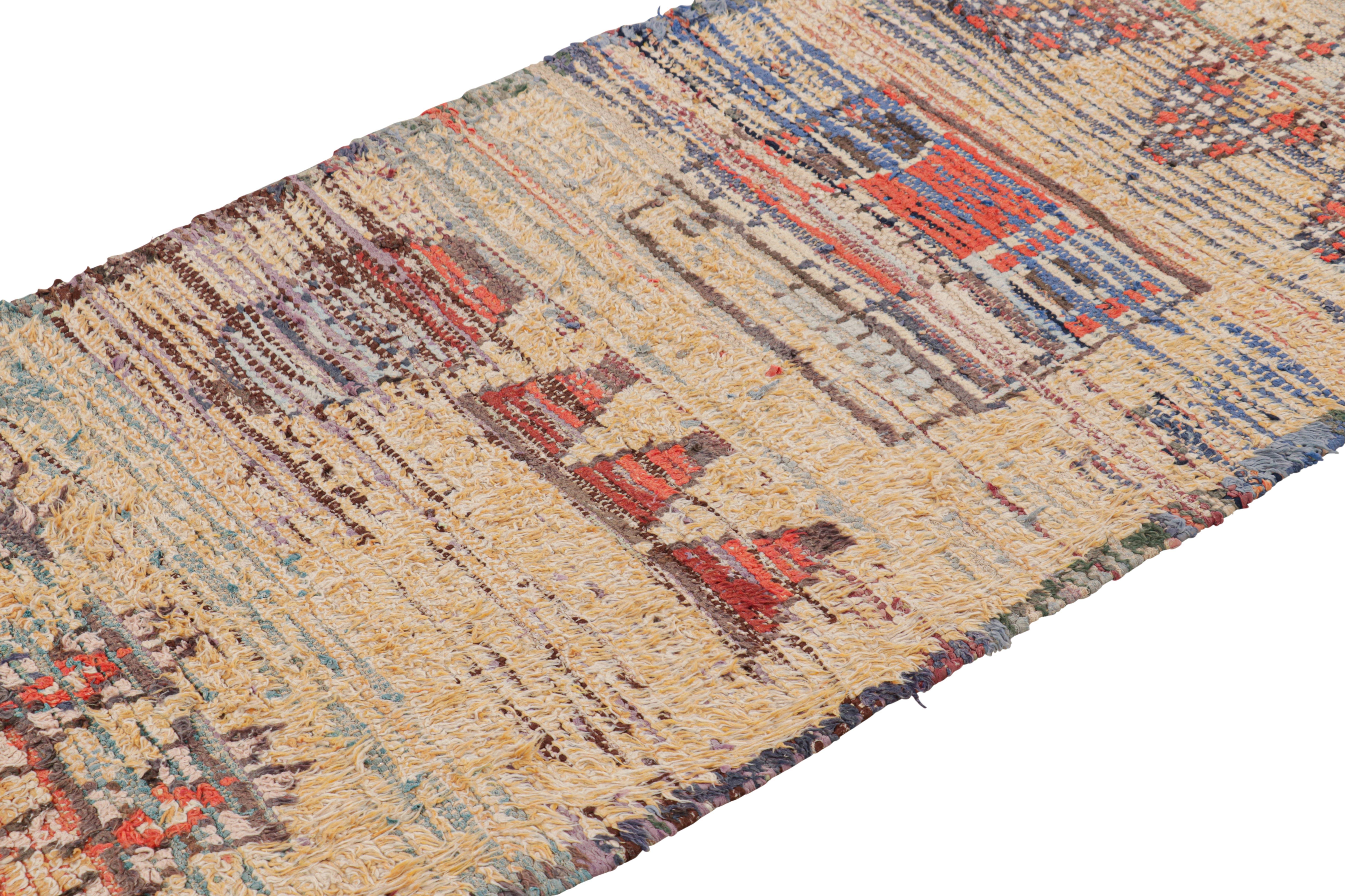 Noué à la main en laine et originaire du Maroc vers 1950-1960, ce tapis marocain vintage de 2x7 est une pièce extrêmement rare comme il en existe peu de sa provenance. 

Sur le Design : 

Les admirateurs de l'artisanat noteront à quel point cette