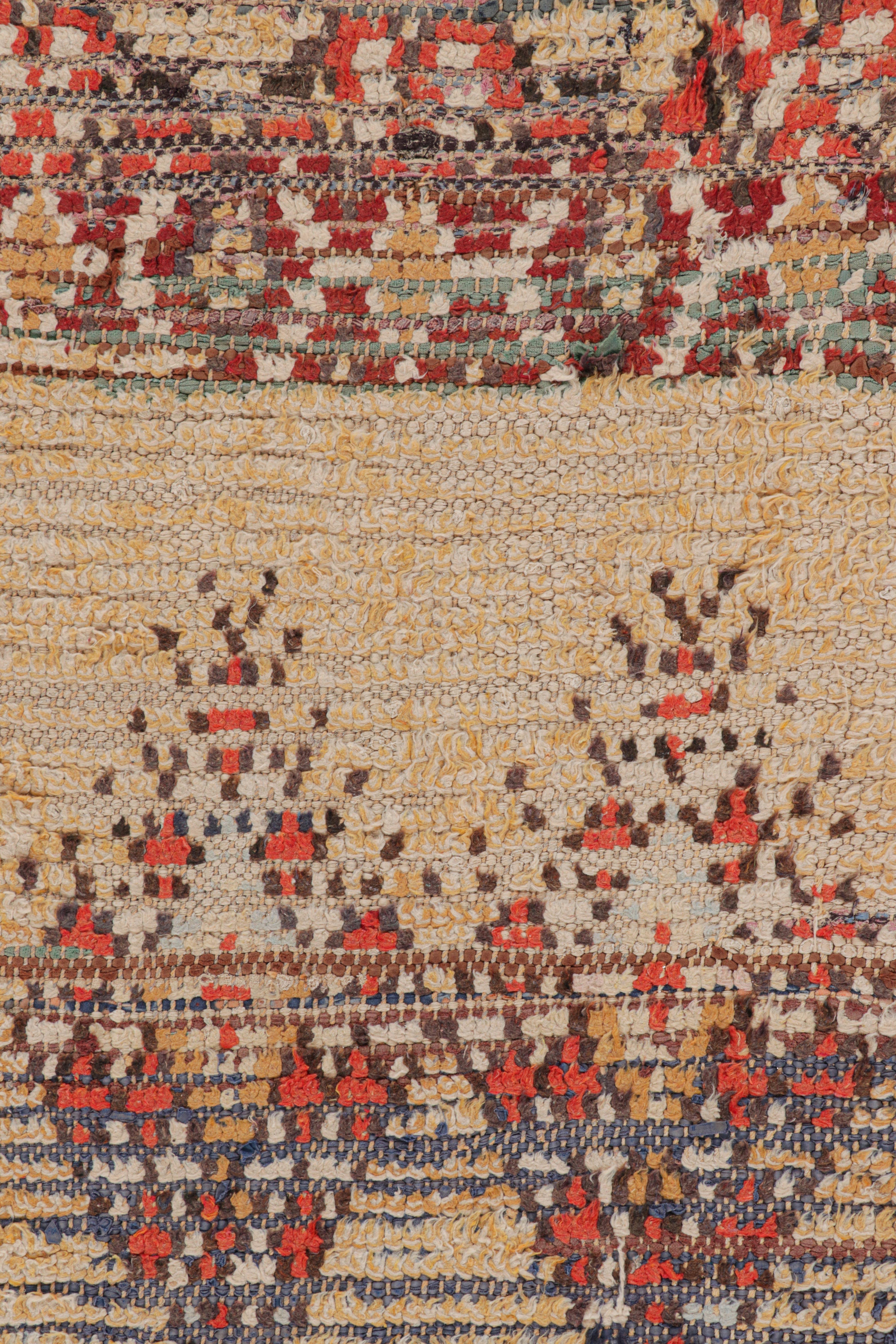 Marocain Tapis de course marocain vintage en or avec motifs géométriques, de Rug & Kilim en vente