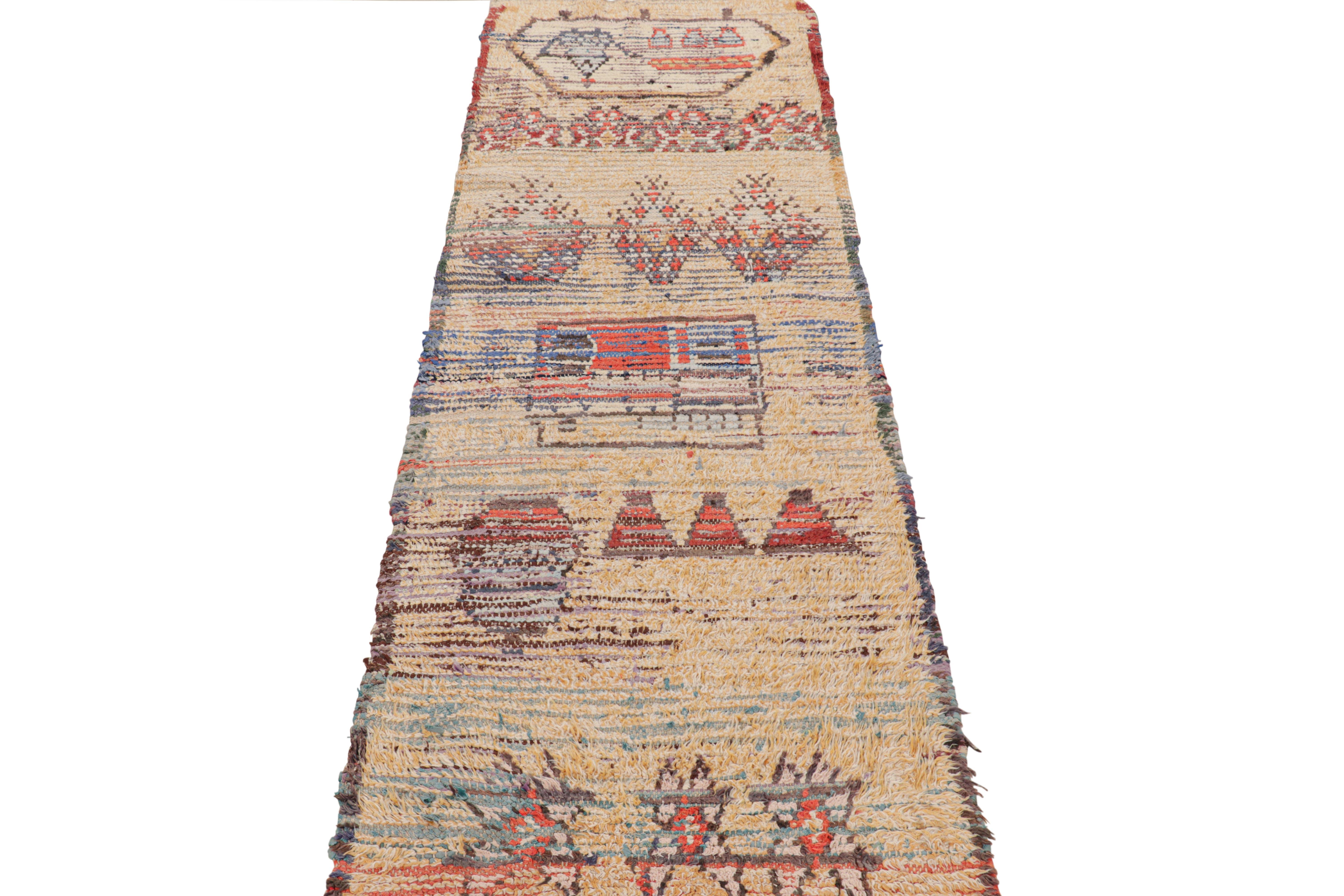 Noué à la main Tapis de course marocain vintage en or avec motifs géométriques, de Rug & Kilim en vente