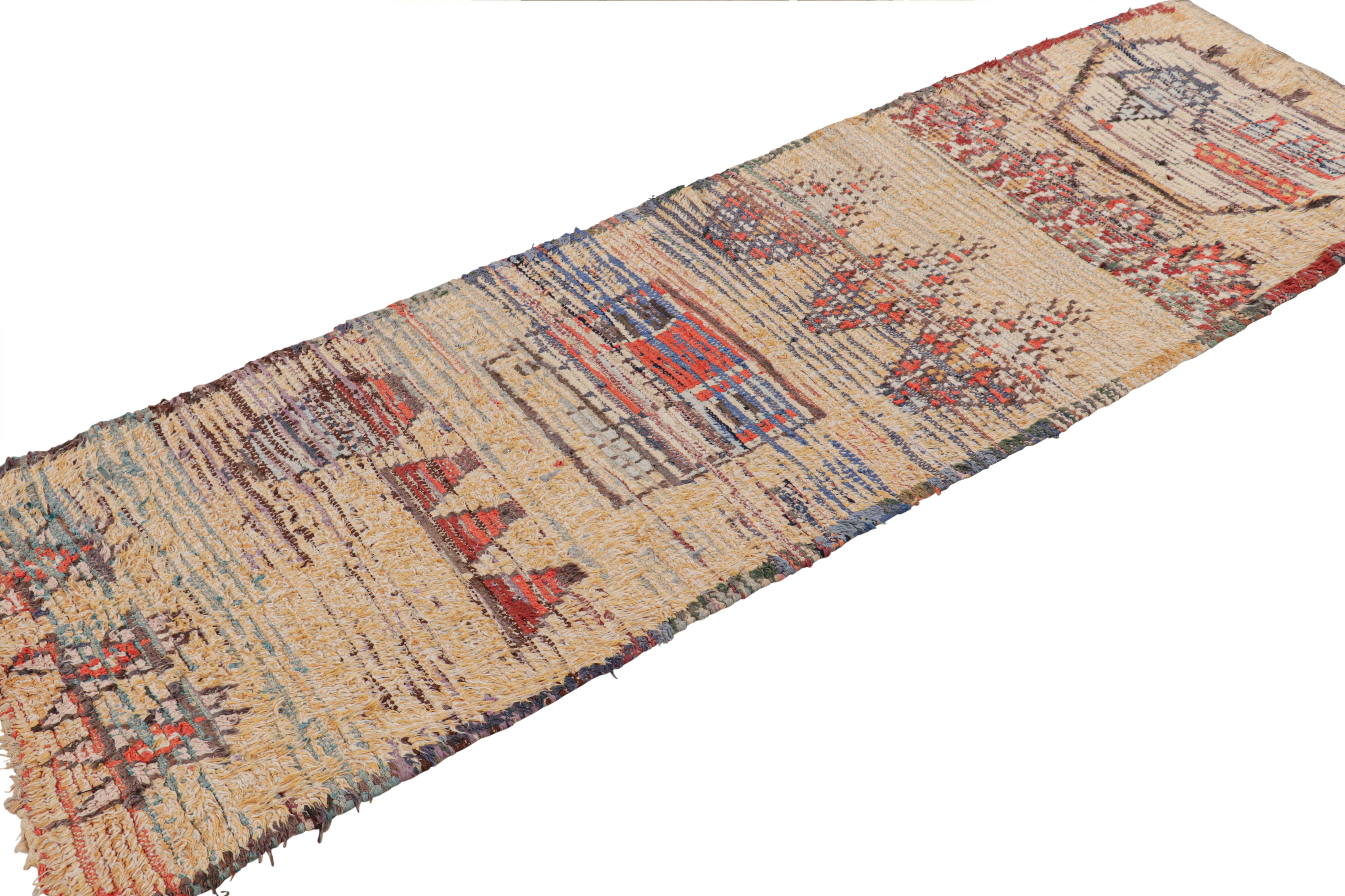 Tapis de course marocain vintage en or avec motifs géométriques, de Rug & Kilim Bon état - En vente à Long Island City, NY