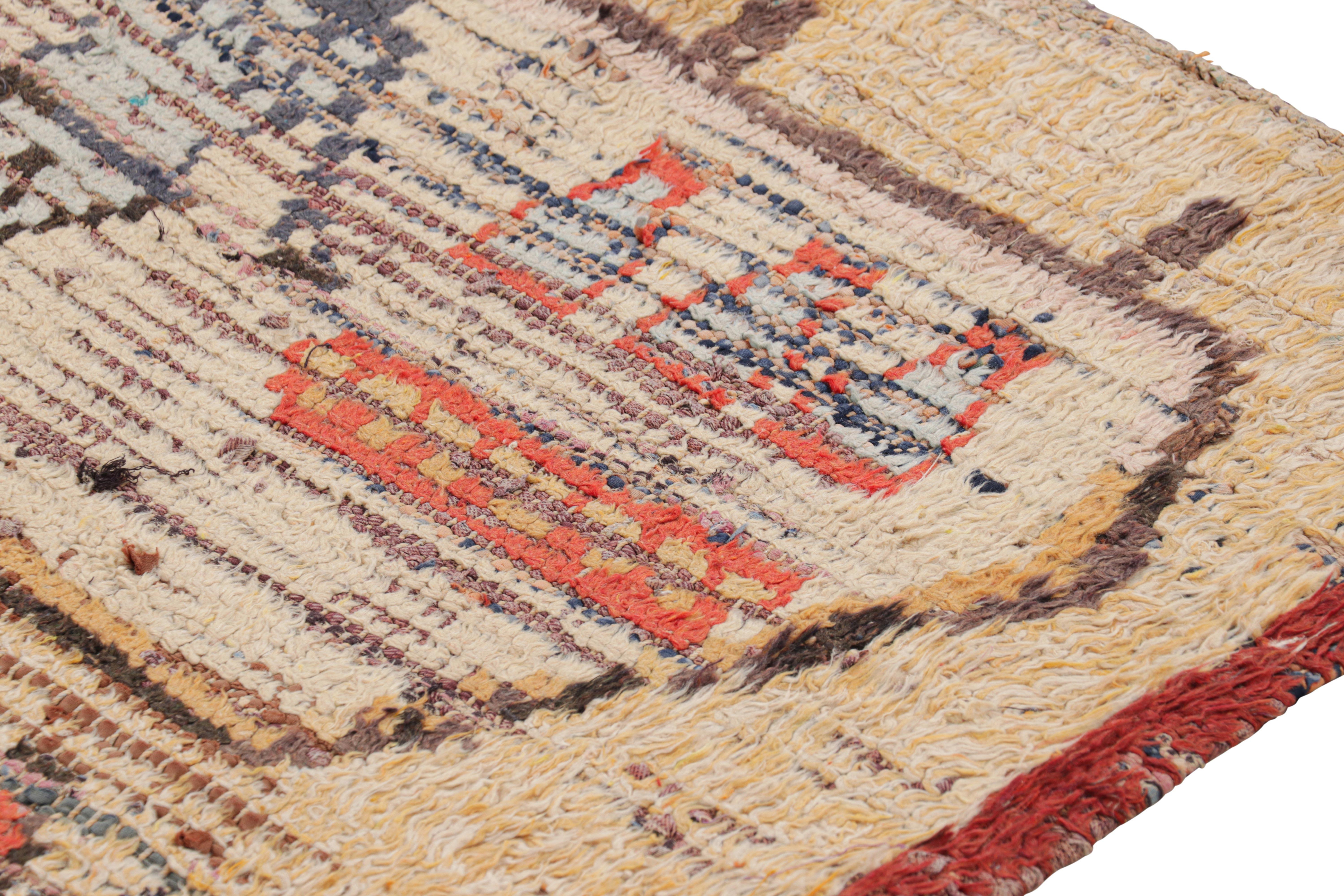 Milieu du XXe siècle Tapis de course marocain vintage en or avec motifs géométriques, de Rug & Kilim en vente