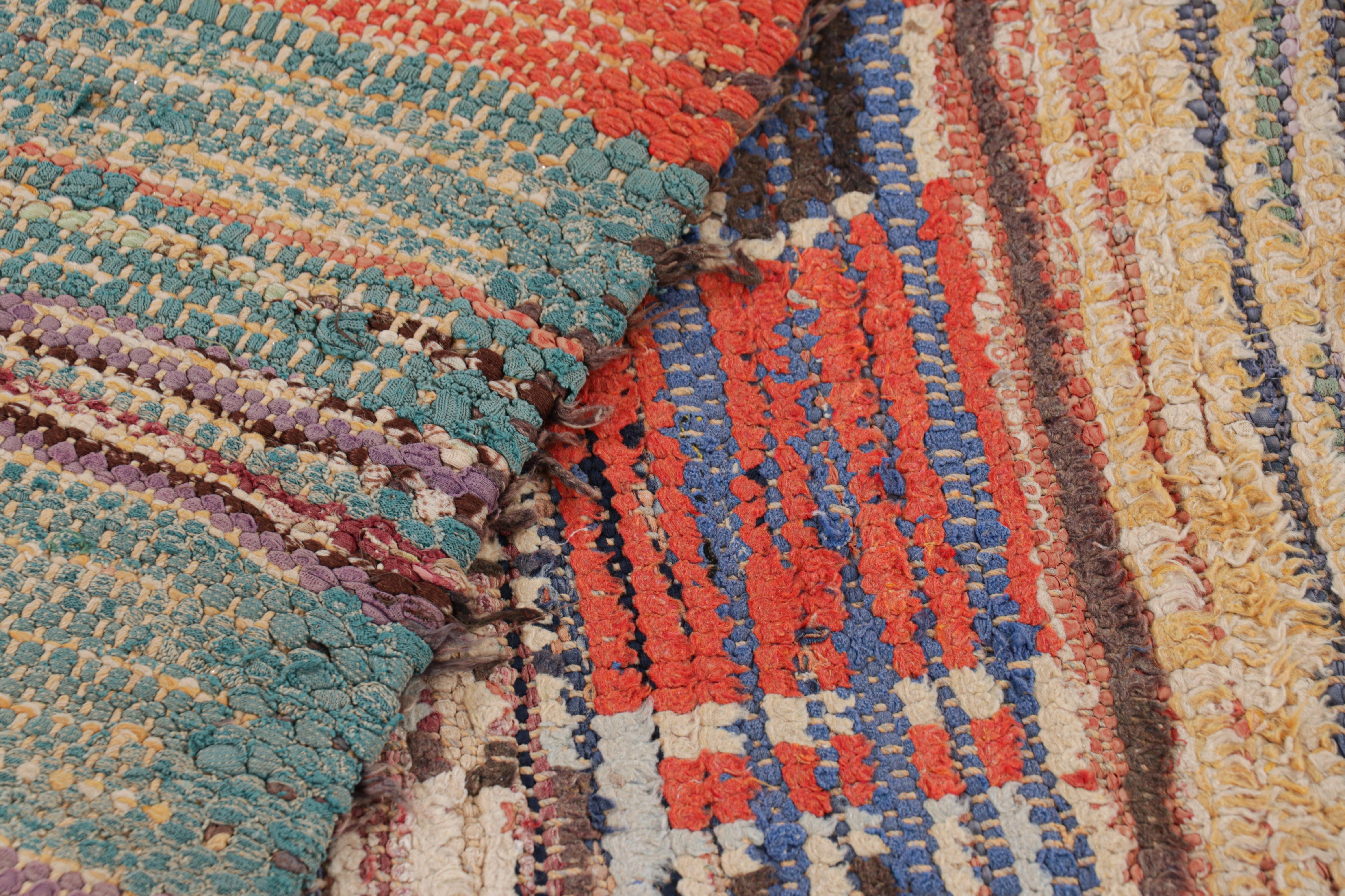 Laine Tapis de course marocain vintage en or avec motifs géométriques, de Rug & Kilim en vente
