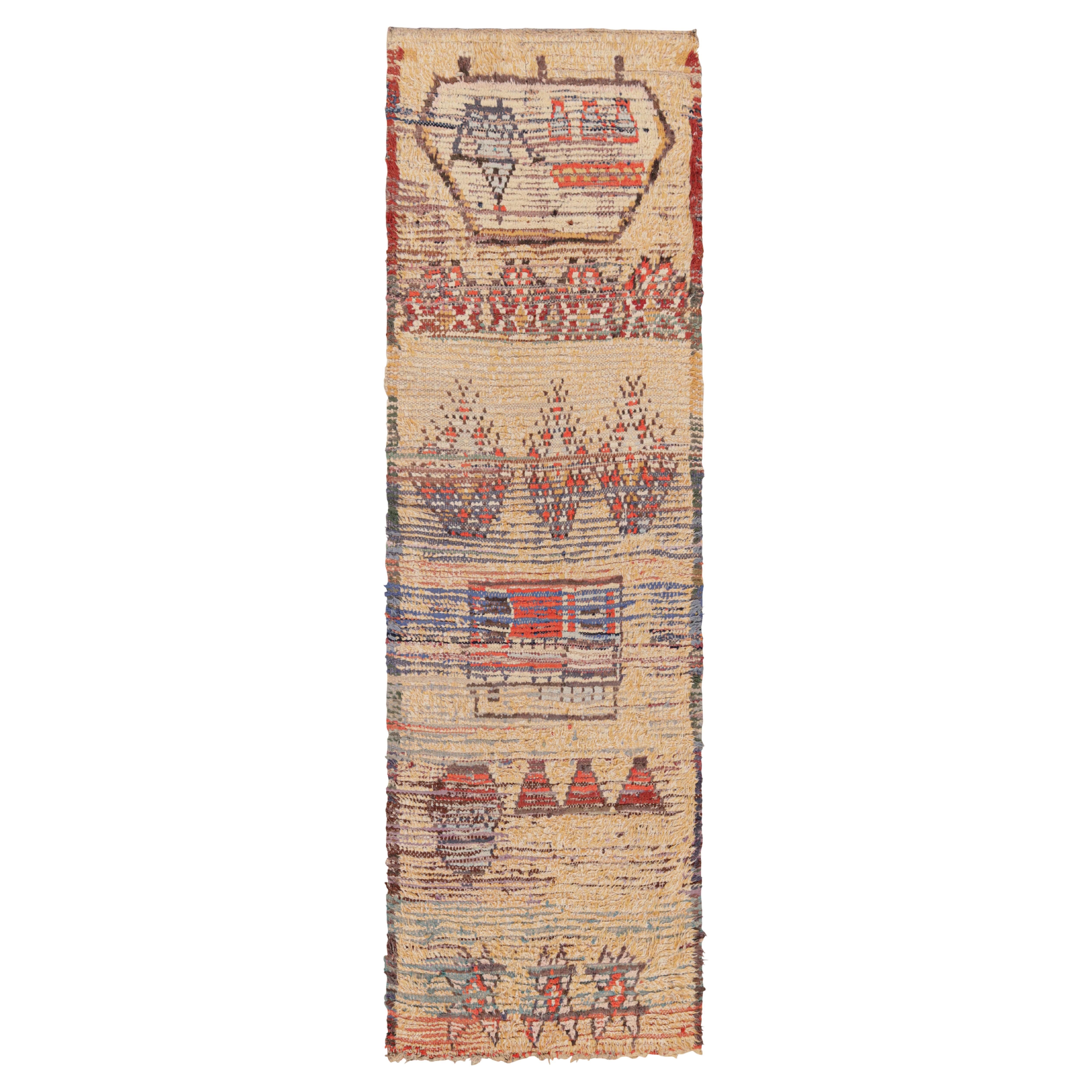 Tapis de course marocain vintage en or avec motifs géométriques, de Rug & Kilim