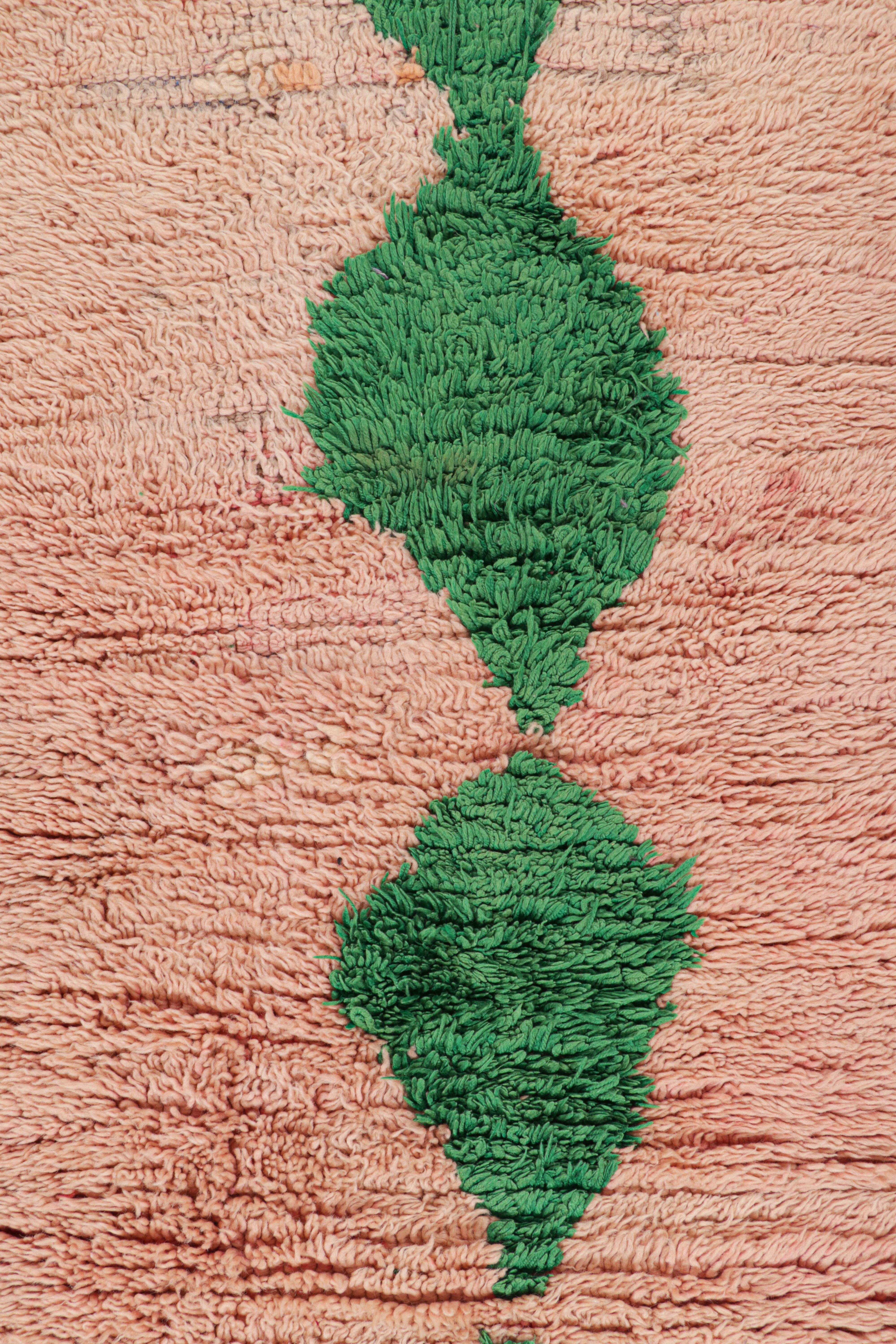 Alfombra marroquí vintage en rosa con motivos de rombos verdes,  de Rug & Kilim Marroquí en venta