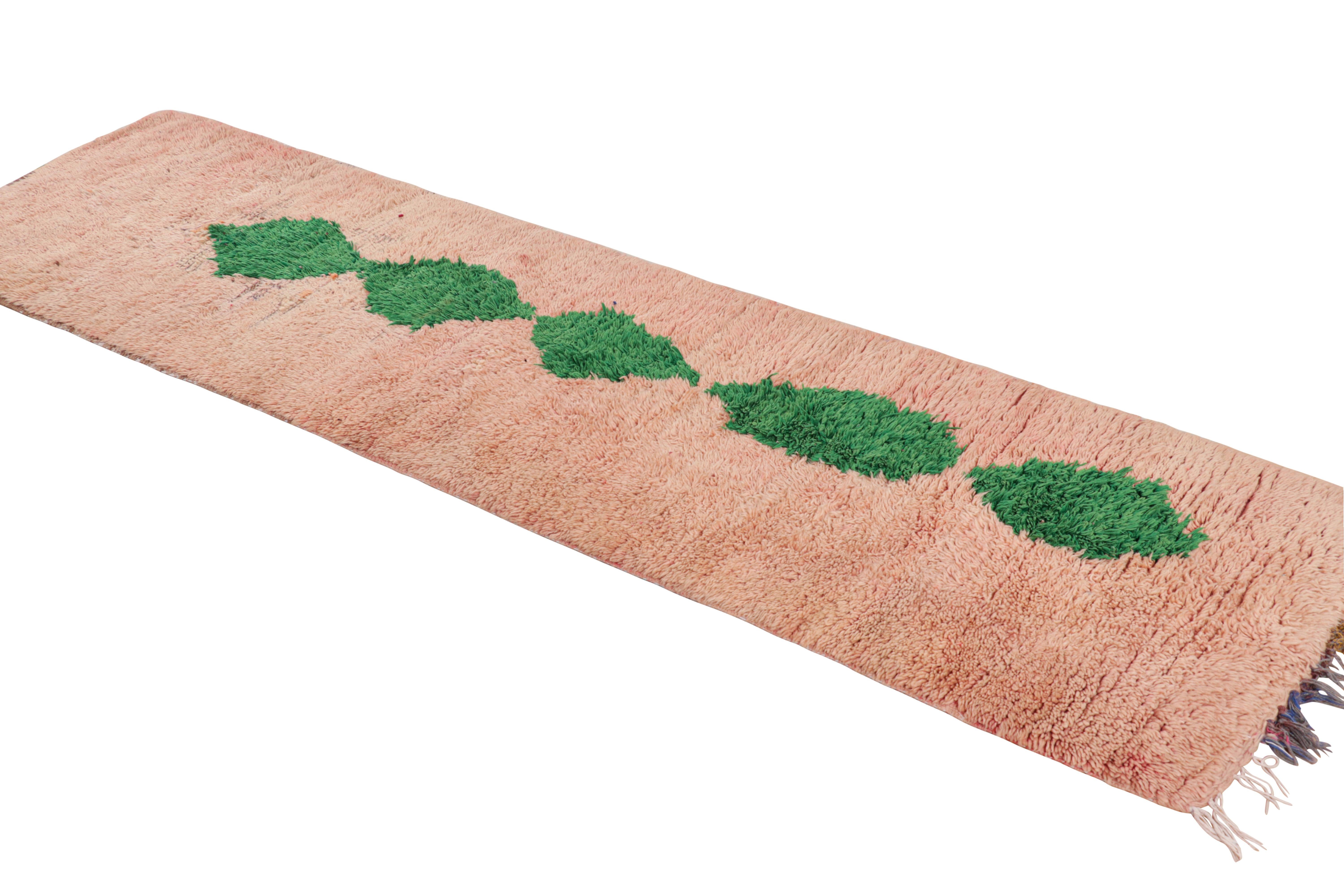 Alfombra marroquí vintage en rosa con motivos de rombos verdes,  de Rug & Kilim Anudado a mano en venta