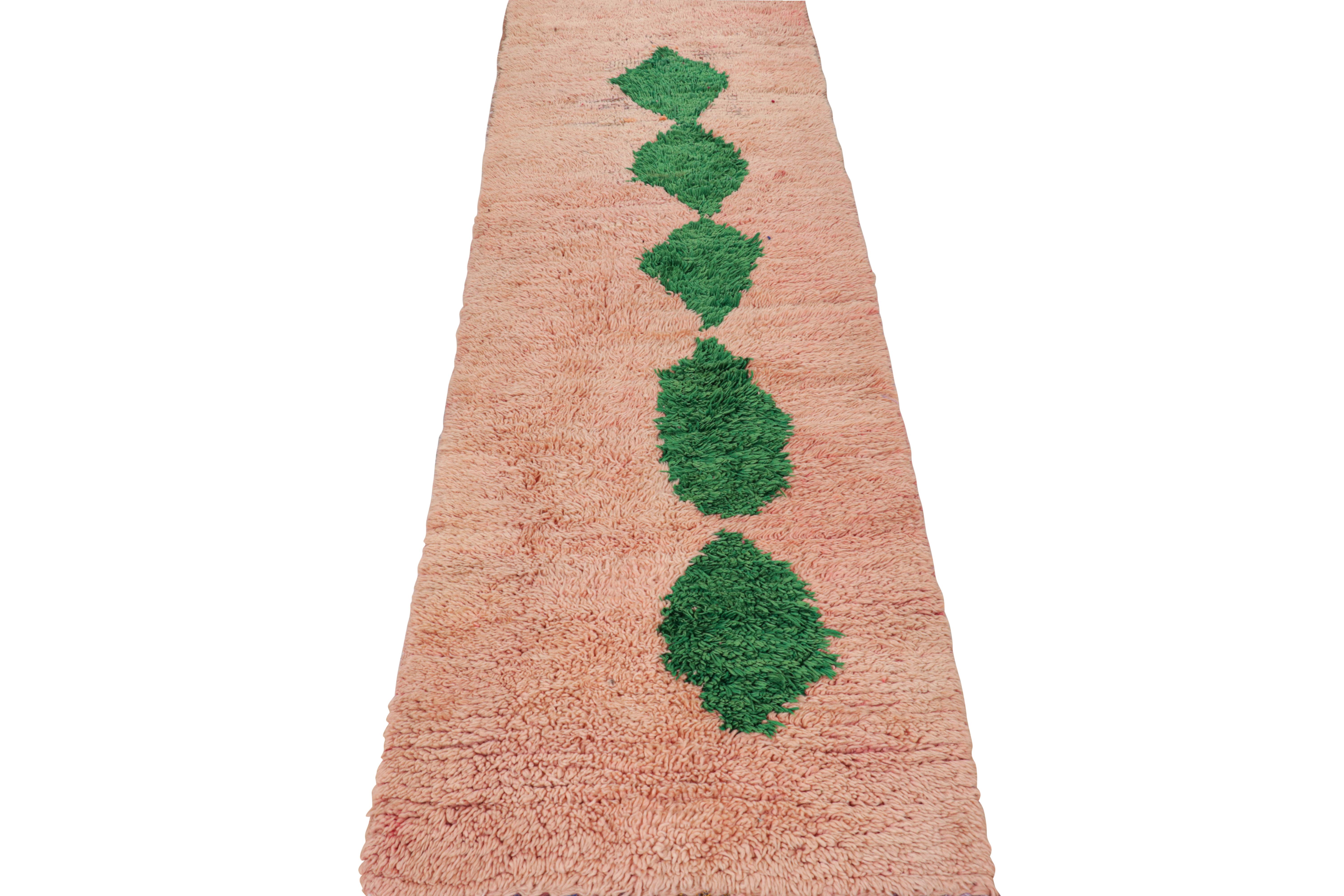 Alfombra marroquí vintage en rosa con motivos de rombos verdes,  de Rug & Kilim en Bueno estado para la venta en Long Island City, NY