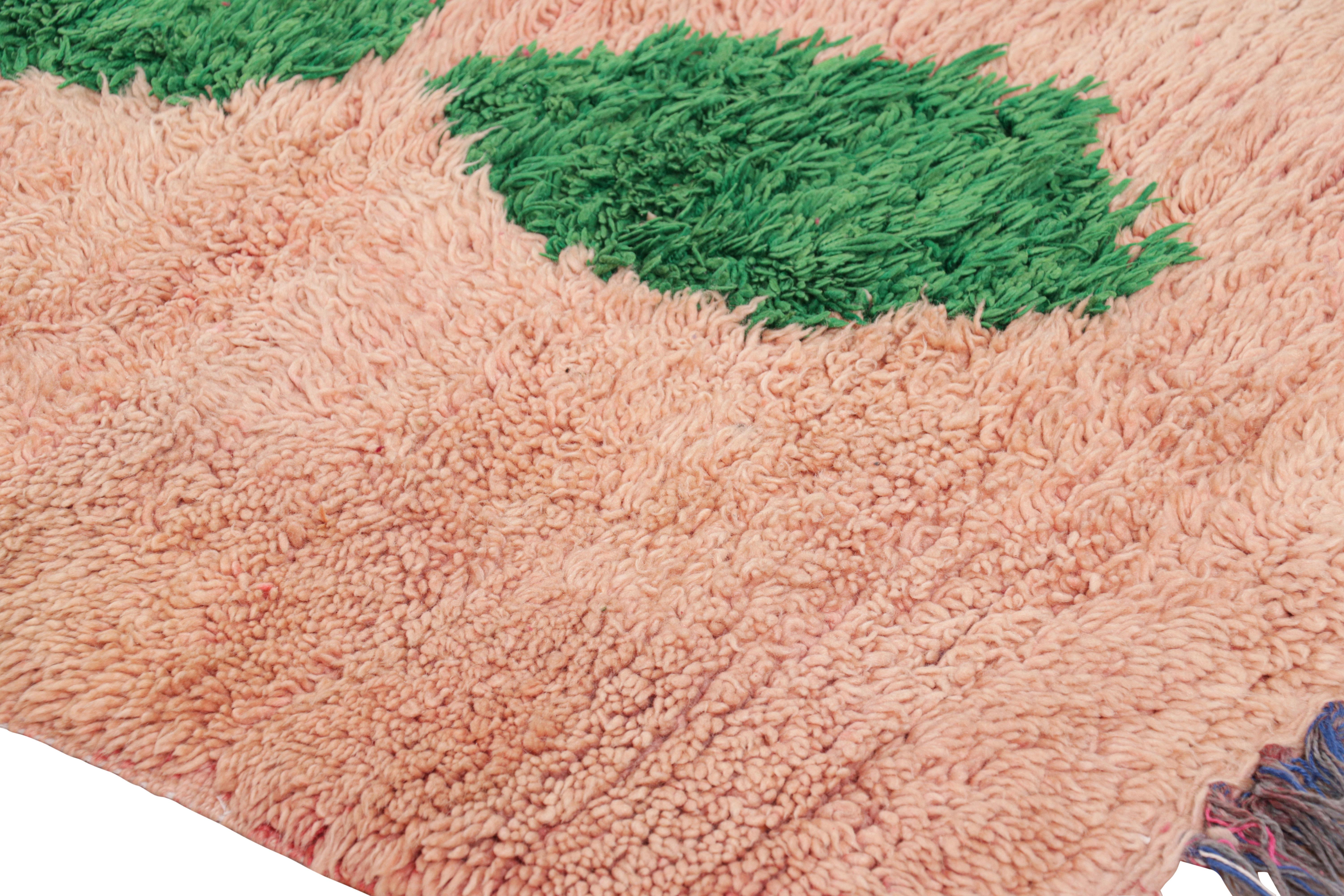 Alfombra marroquí vintage en rosa con motivos de rombos verdes,  de Rug & Kilim mediados del siglo XX en venta