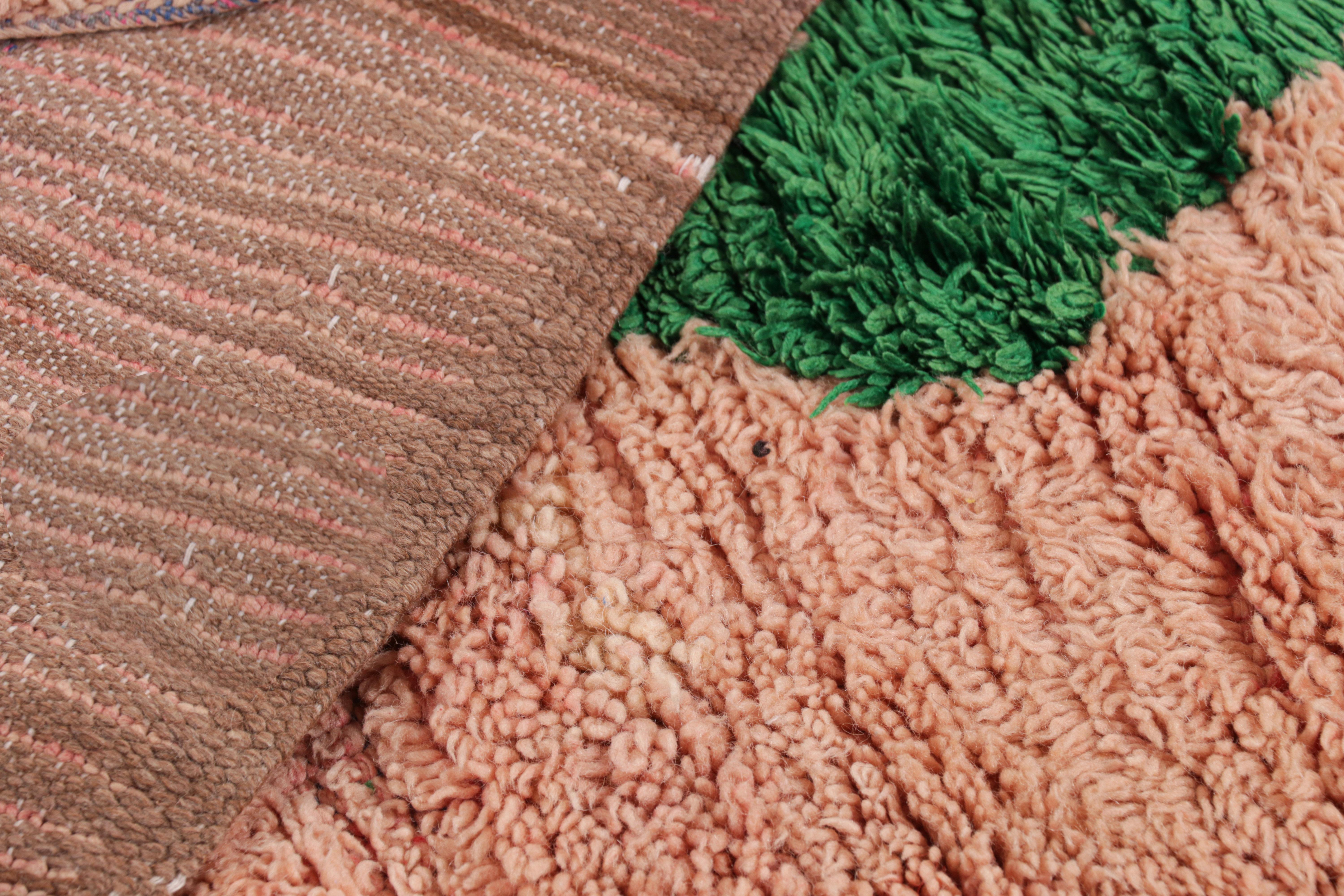 Alfombra marroquí vintage en rosa con motivos de rombos verdes,  de Rug & Kilim Lana en venta