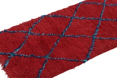Marokkanischer Vintage-Läufer in Rot mit blauen Diamantmedaillons, von Rug & Kilim