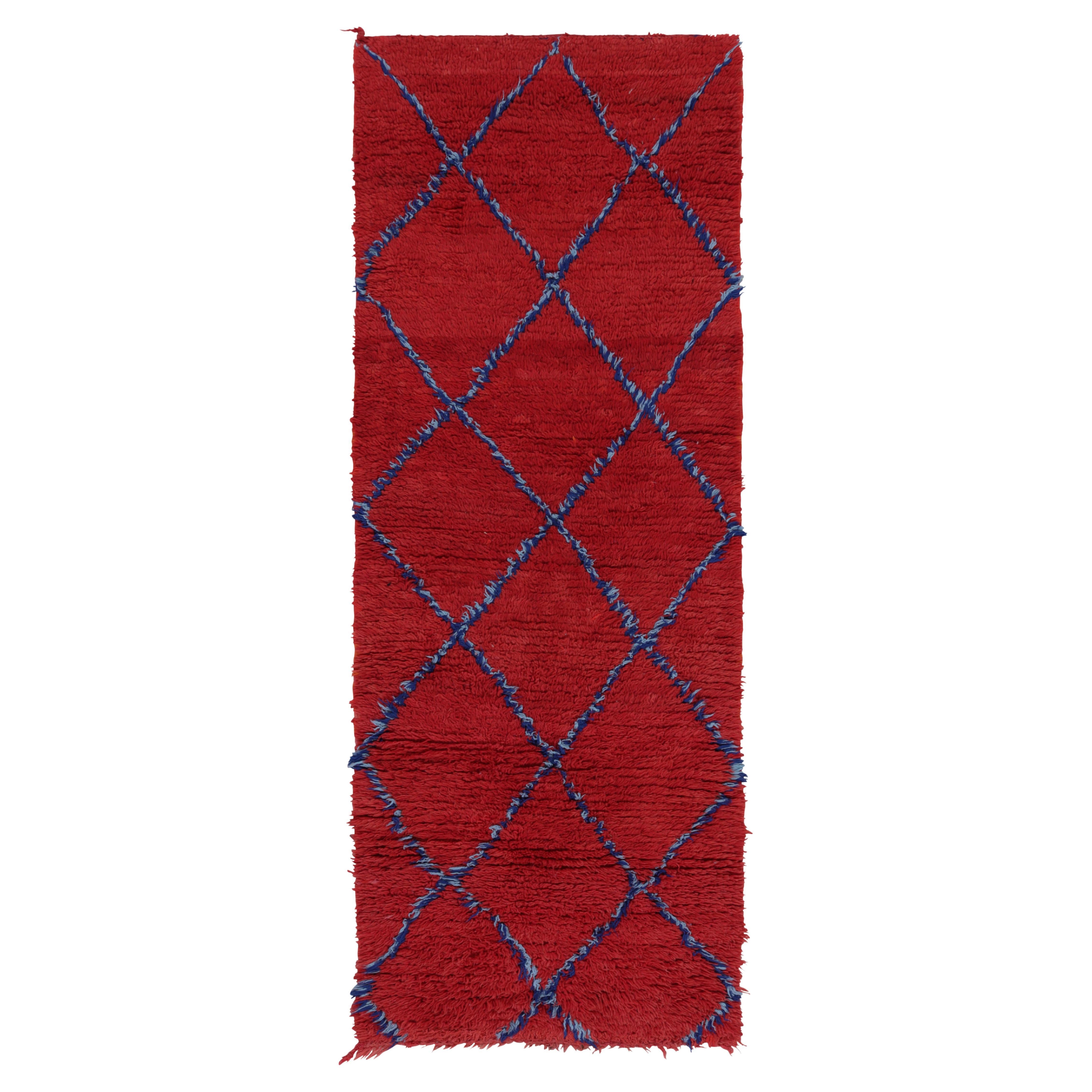 Tapis de course marocain vintage en rouge avec des médaillons bleus en forme de diamant, de Rug & Kilim