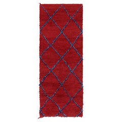 Marokkanischer Vintage-Läufer in Rot mit blauen Diamantmedaillons, von Rug & Kilim