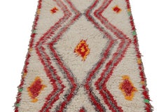 Marokkanischer Vintage-Läufer in Weiß mit roten geometrischen Mustern, von Rug & Kilim