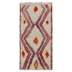 Marokkanischer Vintage-Läufer in Weiß mit roten geometrischen Mustern, von Rug & Kilim