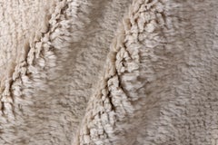 Vintage Moroccan Runner Ivory Wool with Subtle Tonal Texture (Chemin de table marocain en laine ivoire avec une texture tonale subtile)