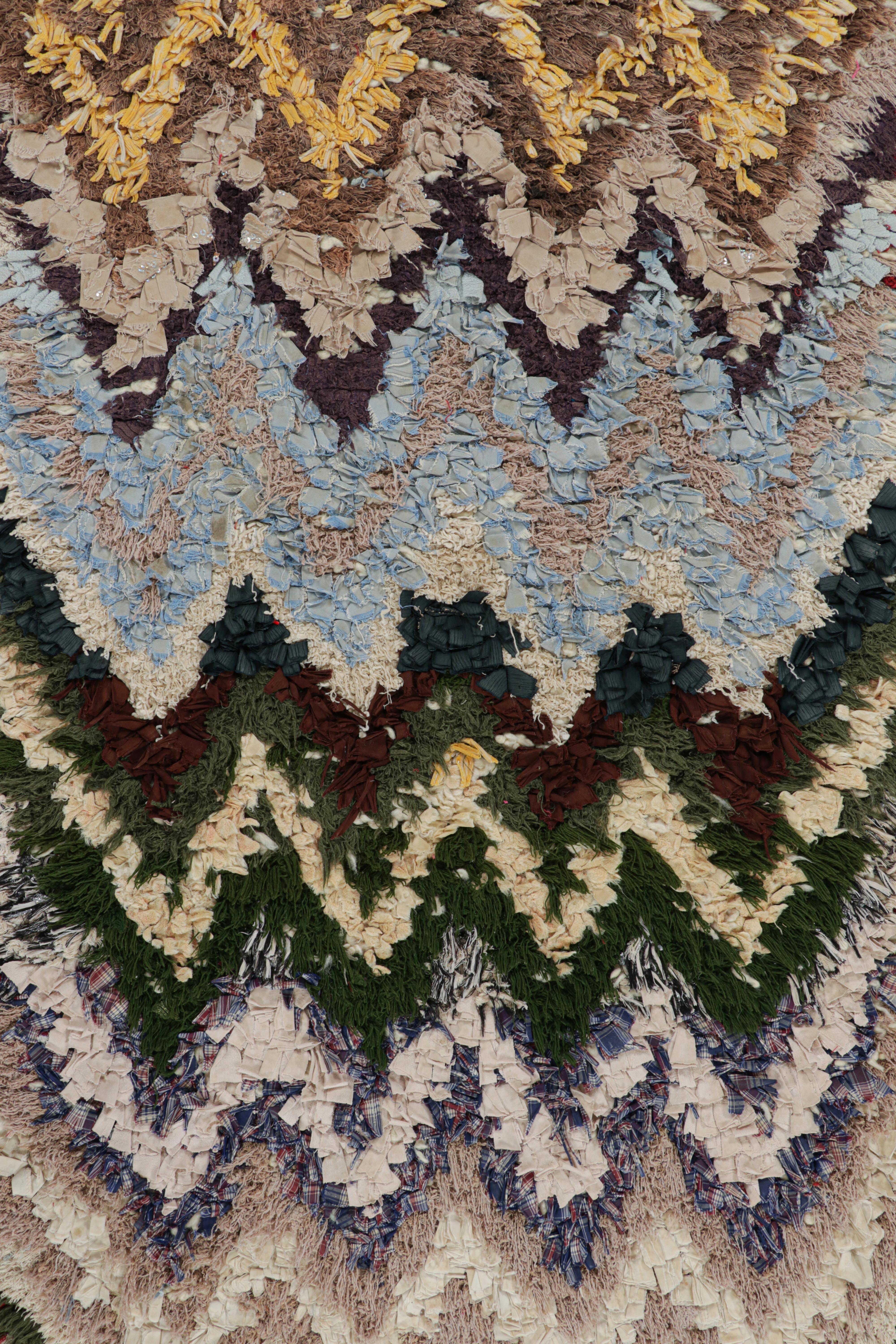 Marokkanischer Vintage-Läufer mit mehrfarbigen Chevron-Mustern - Rug & Kilim (Handgeknüpft) im Angebot