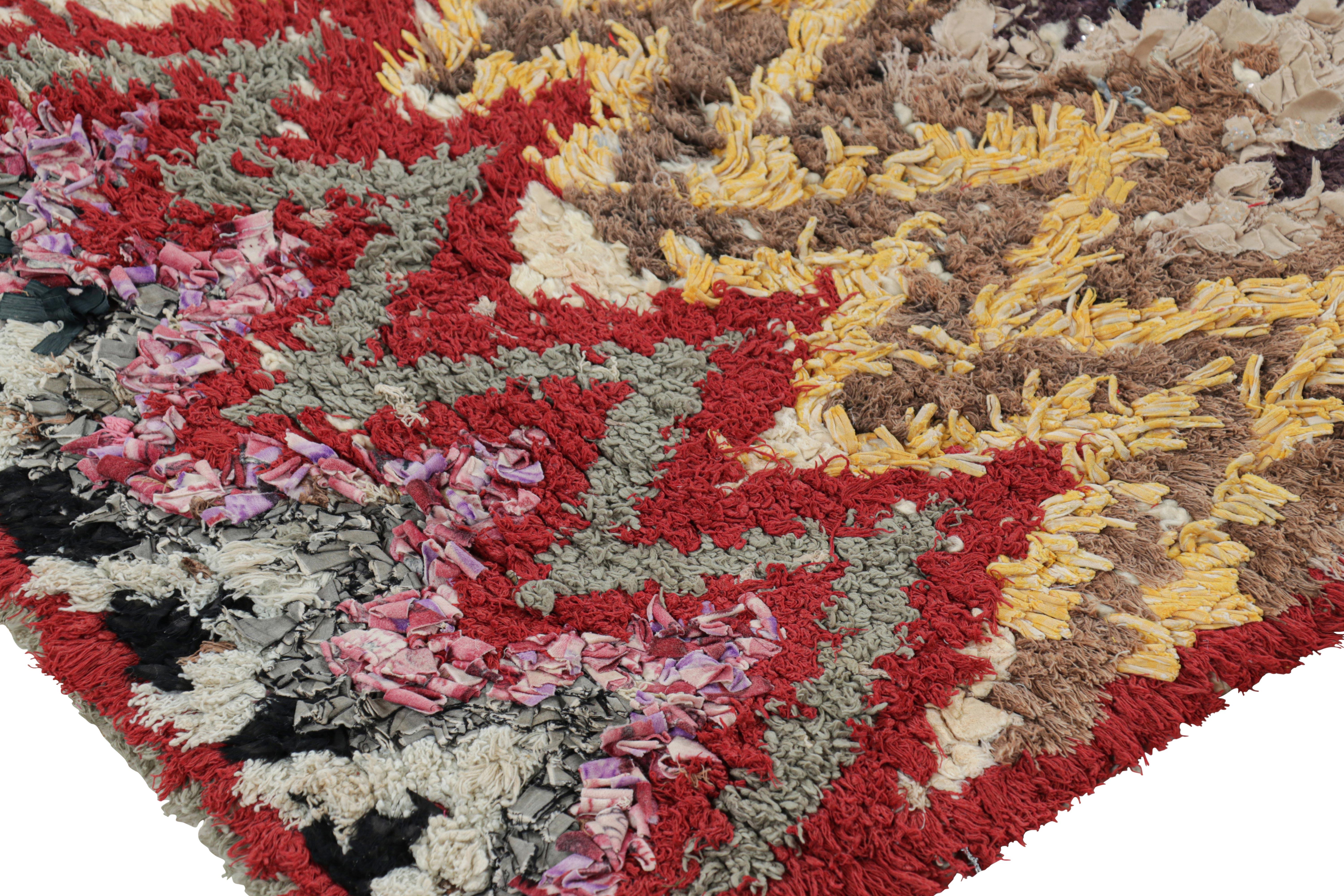 Marokkanischer Vintage-Läufer mit mehrfarbigen Chevron-Mustern - Rug & Kilim (Wolle) im Angebot