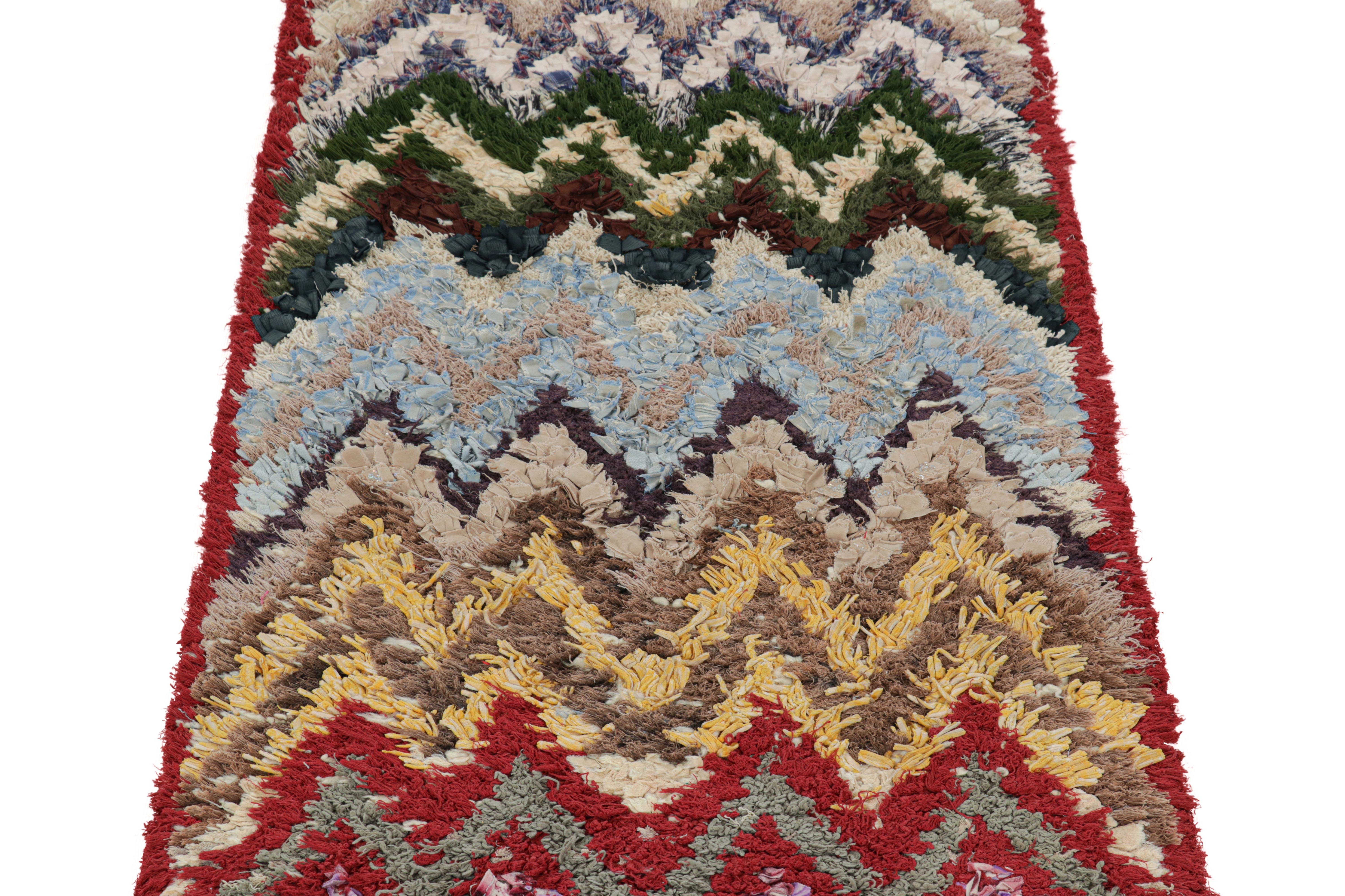 Dieser handgeknüpfte Wollteppich aus Marokko (ca. 1950-1960) in der Größe 3x6 ist ein äußerst seltenes Stück, wie so wenige seiner Herkunft. 

Über das Design: 

Bewunderer des Handwerks werden feststellen, dass dieses Stück im Shabby-Chic-Stil ein