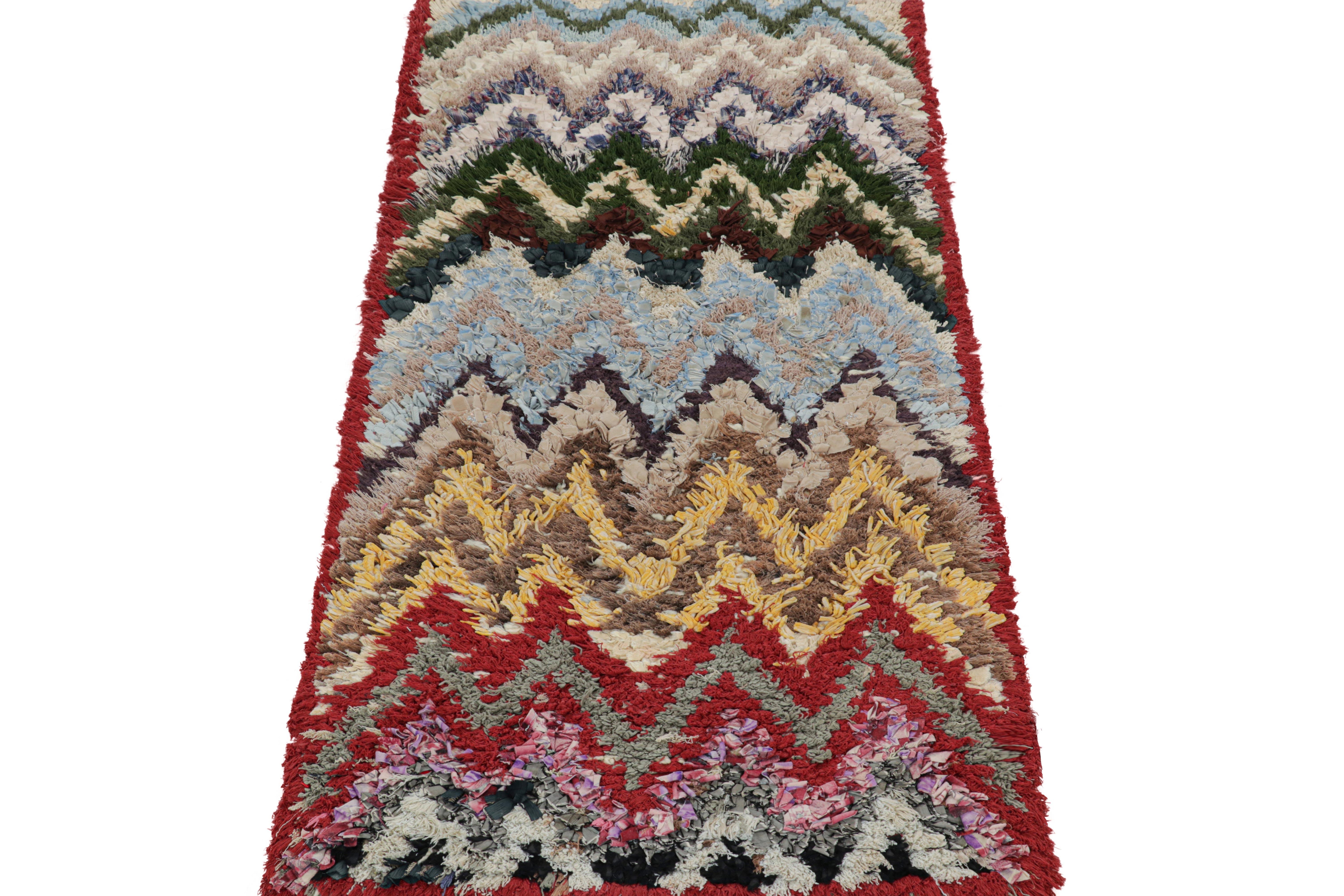 Marokkanischer Vintage-Läufer mit mehrfarbigen Chevron-Mustern - Rug & Kilim (Mitte des 20. Jahrhunderts) im Angebot