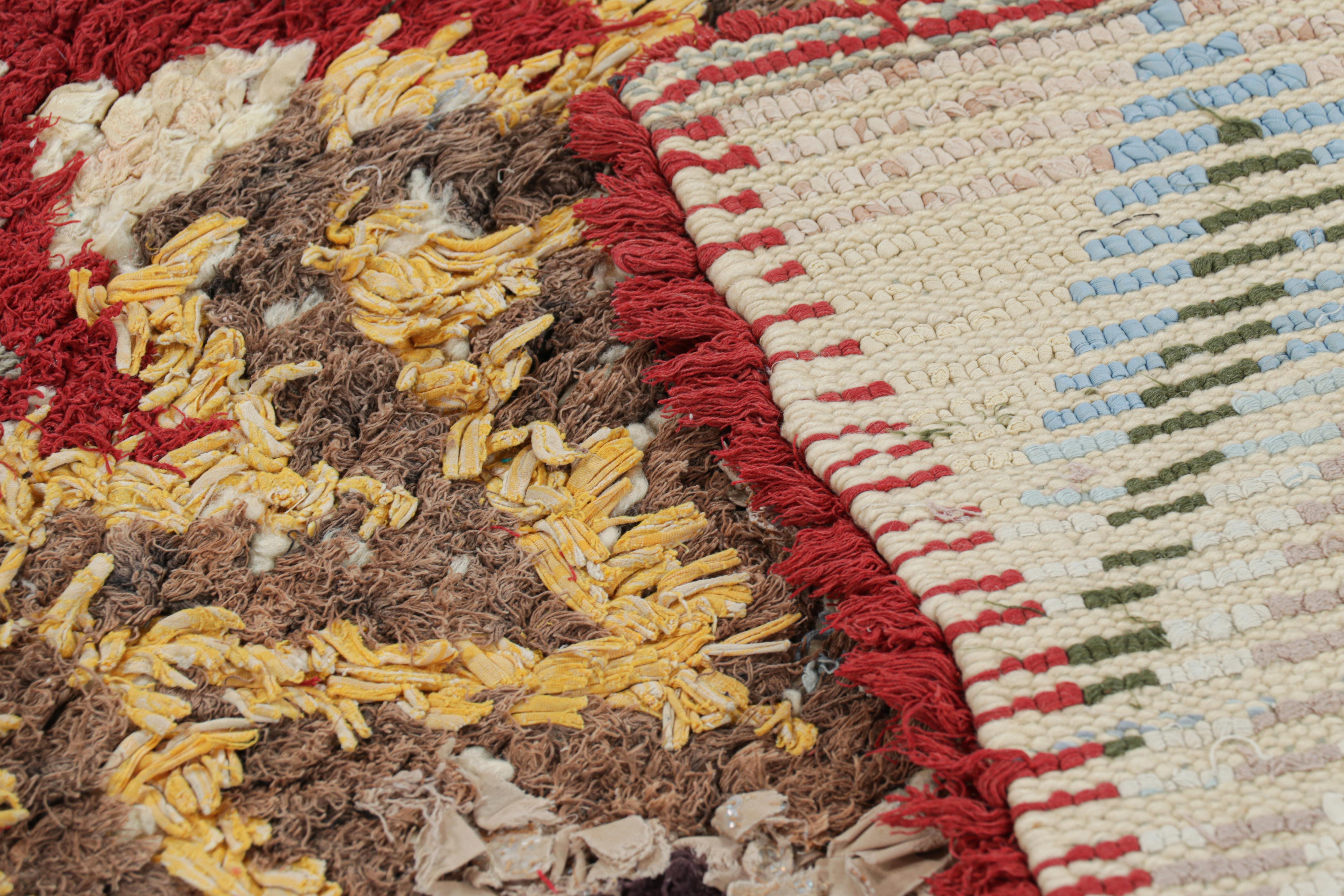 Marokkanischer Vintage-Läufer mit mehrfarbigen Chevron-Mustern - Rug & Kilim im Angebot 1