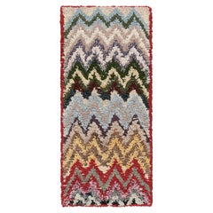 Marokkanischer Vintage-Läufer mit mehrfarbigen Chevron-Mustern - Rug & Kilim