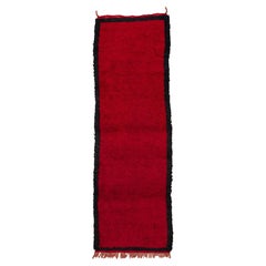 Vintage Moroccan Runner Red Wool with Black Border in Graphic Minimalist Style (Chemin de table marocain en laine rouge avec bordure noire dans un style graphique minimaliste)