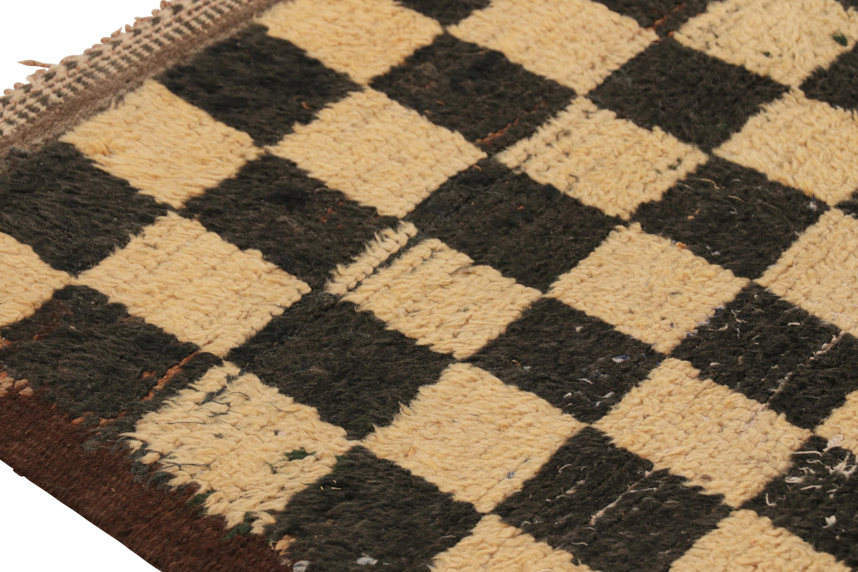 Alfombra marroquí vintage, geométrica a cuadros negros y beige - Rug & Kilim Marroquí en venta