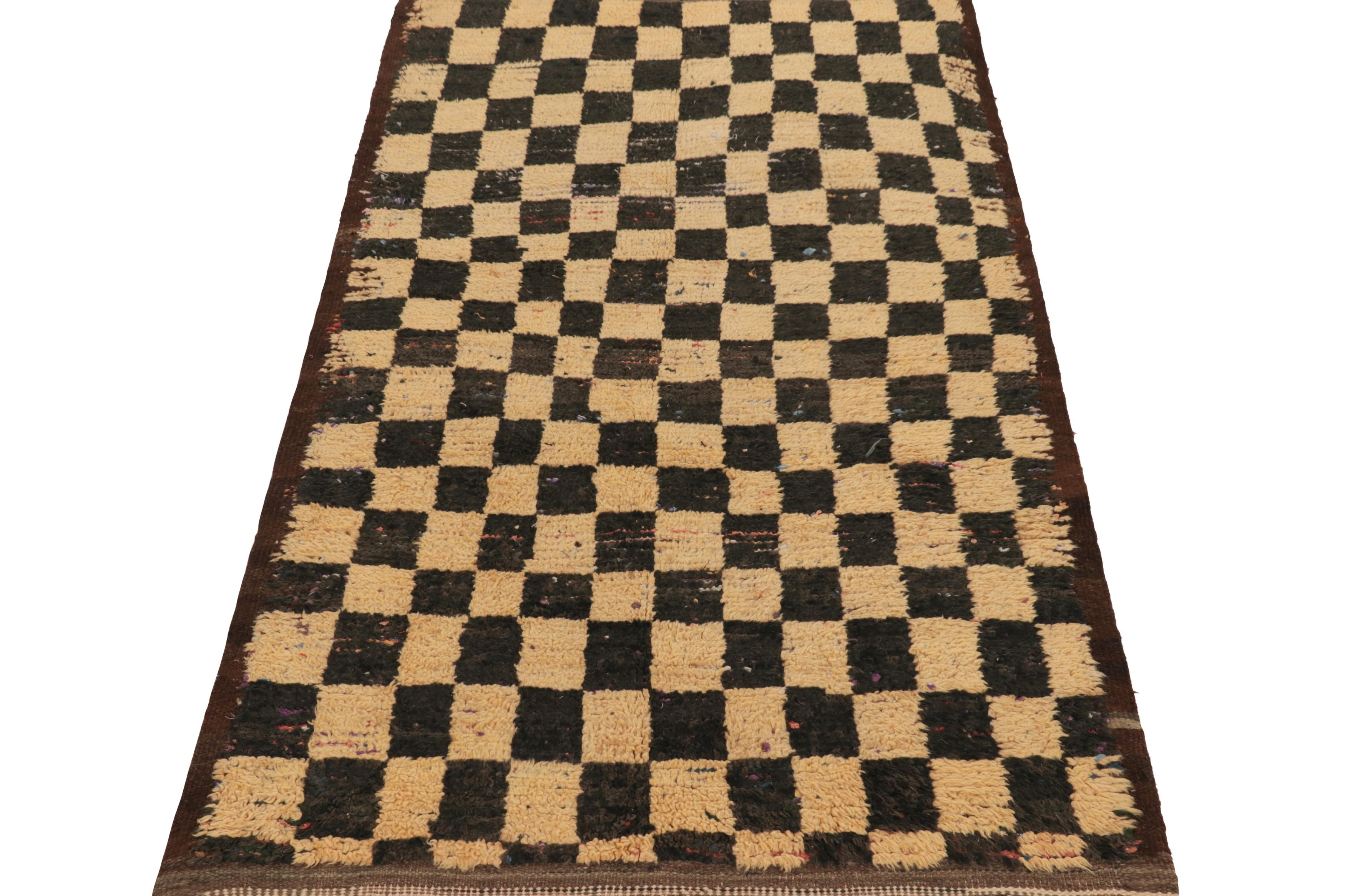 Alfombra marroquí vintage, geométrica a cuadros negros y beige - Rug & Kilim Anudado a mano en venta