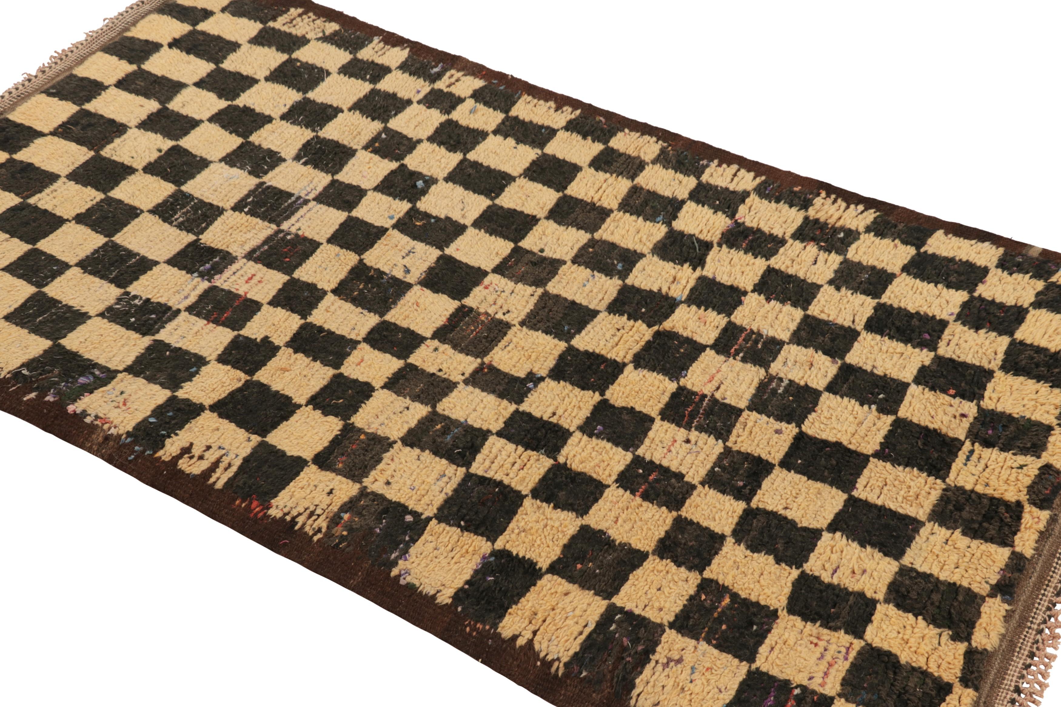 Alfombra marroquí vintage, geométrica a cuadros negros y beige - Rug & Kilim en Bueno estado para la venta en Long Island City, NY