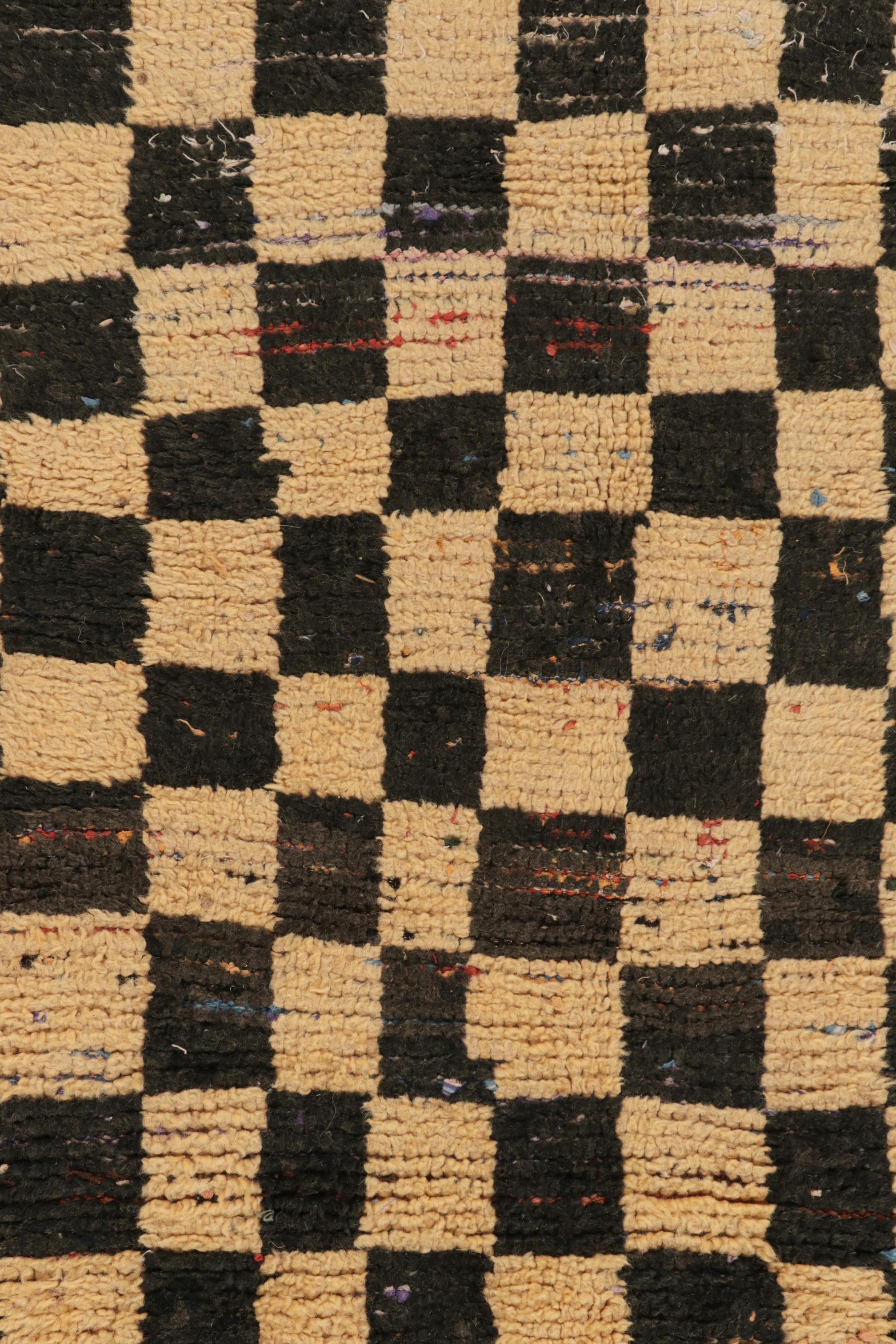 Alfombra marroquí vintage, geométrica a cuadros negros y beige - Rug & Kilim mediados del siglo XX en venta