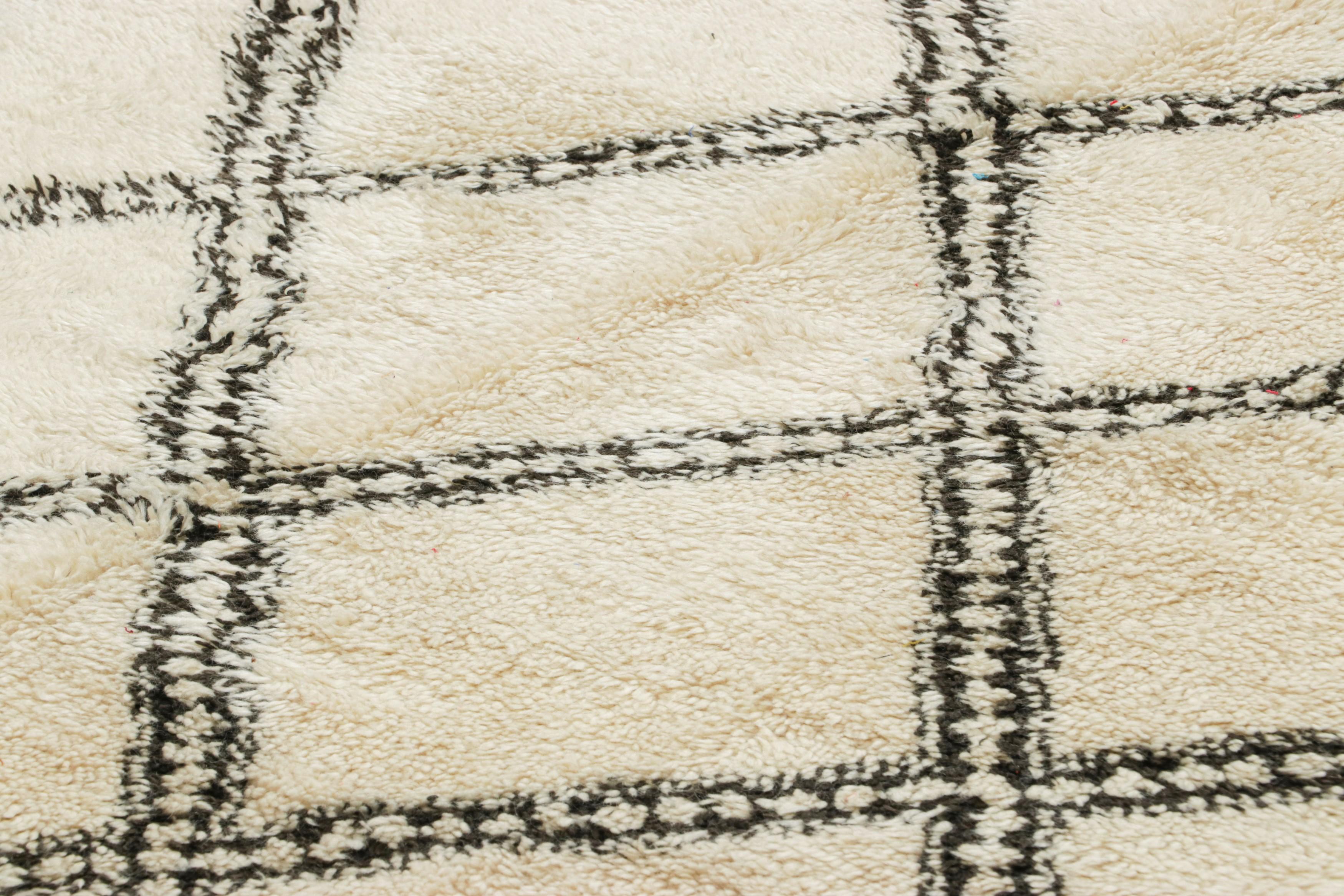 Dieser handgeknüpfte Wollteppich aus Marokko (ca. 1950-1960) in der Größe 7x12 ist ein seltenes Exemplar und gehört zu den aufregendsten Neuzugängen in den Rug & Kilim-Kollektionen aus der Mitte des Jahrhunderts. 

Über das Design: 

Bewunderer des