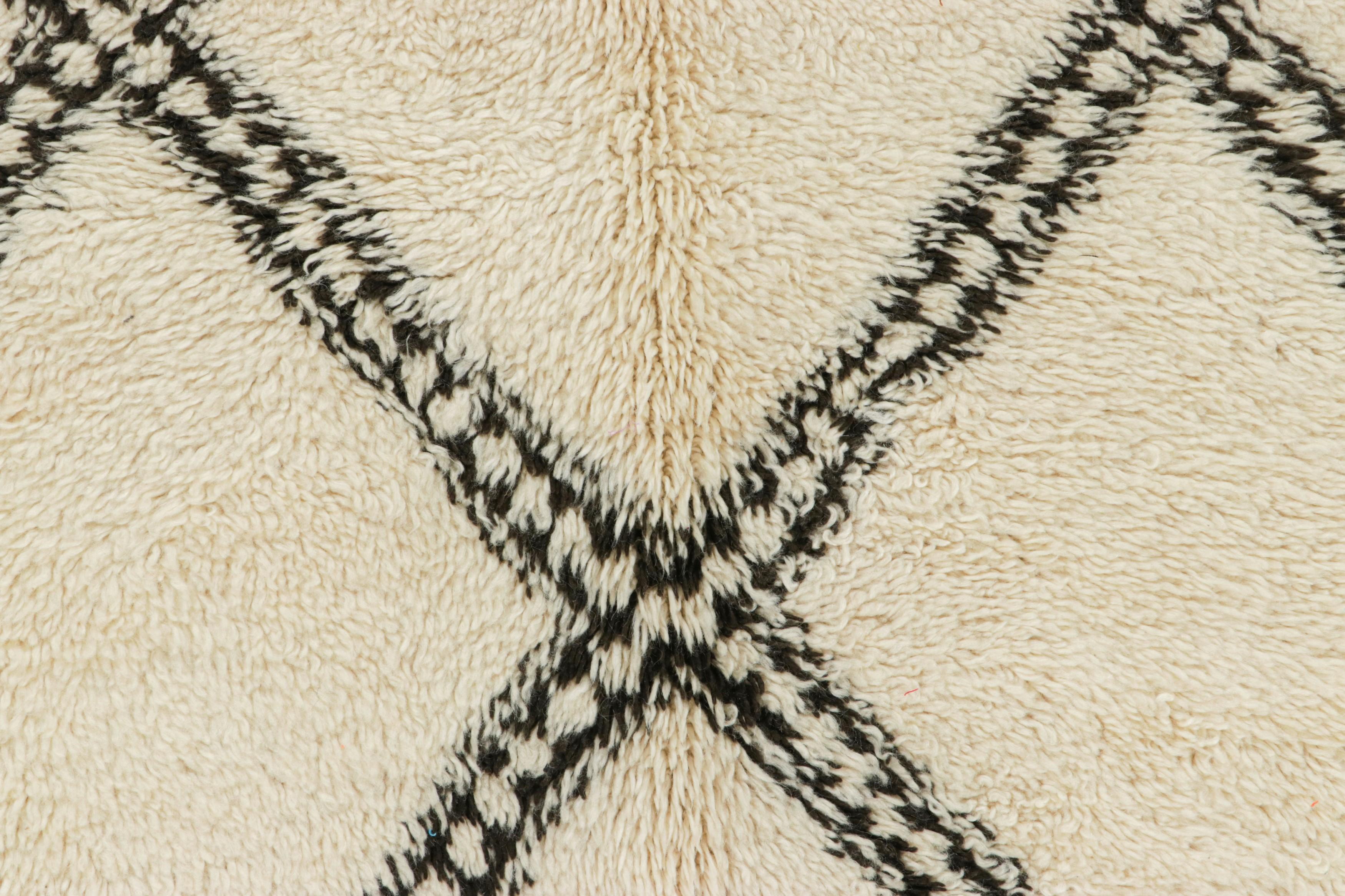 Vintage Marokkanischer Läufer, Creme & Schwarz mit Rautenmustern - Rug & Kilim (Handgeknüpft) im Angebot
