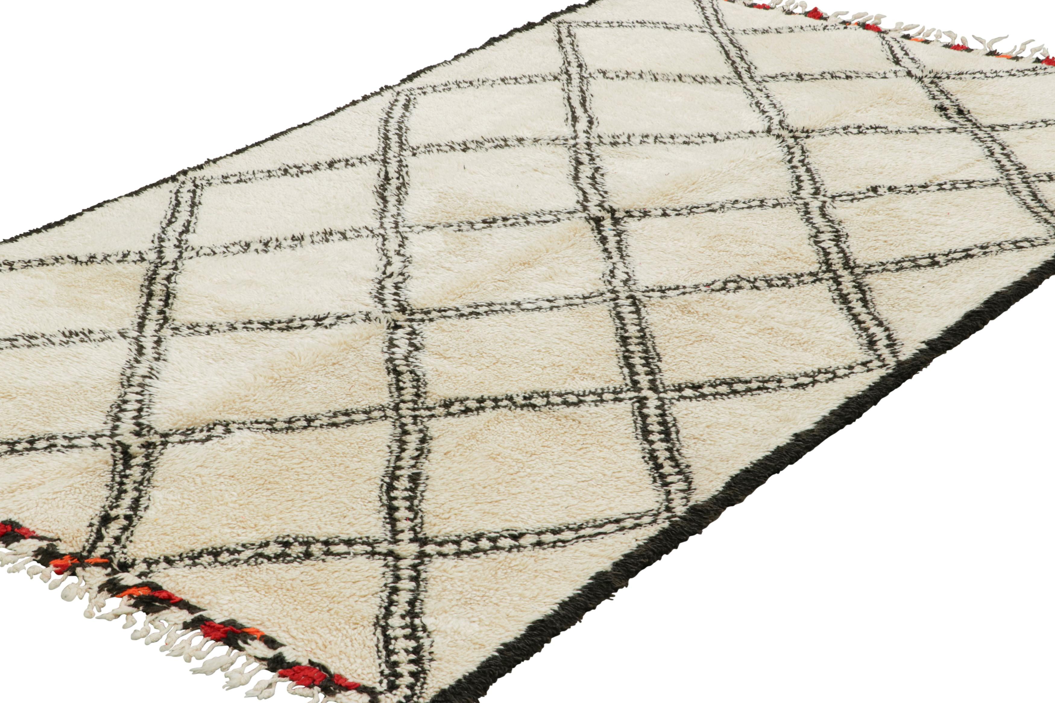 Vintage Marokkanischer Läufer, Creme & Schwarz mit Rautenmustern - Rug & Kilim im Zustand „Gut“ im Angebot in Long Island City, NY