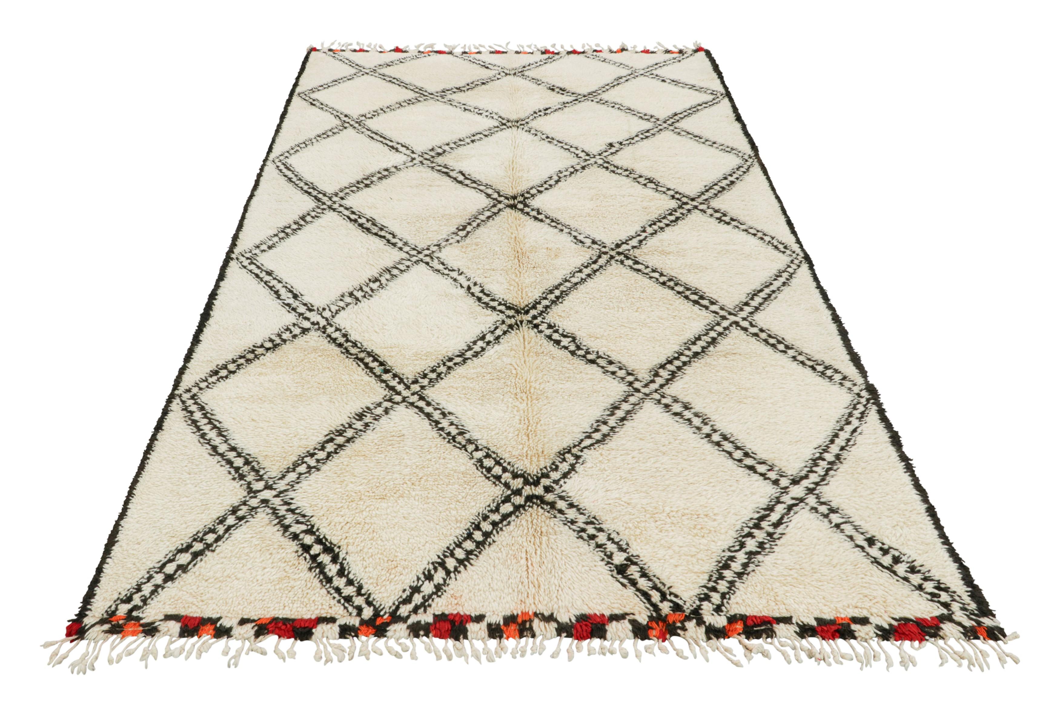 Vintage Marokkanischer Läufer, Creme & Schwarz mit Rautenmustern - Rug & Kilim (Mitte des 20. Jahrhunderts) im Angebot