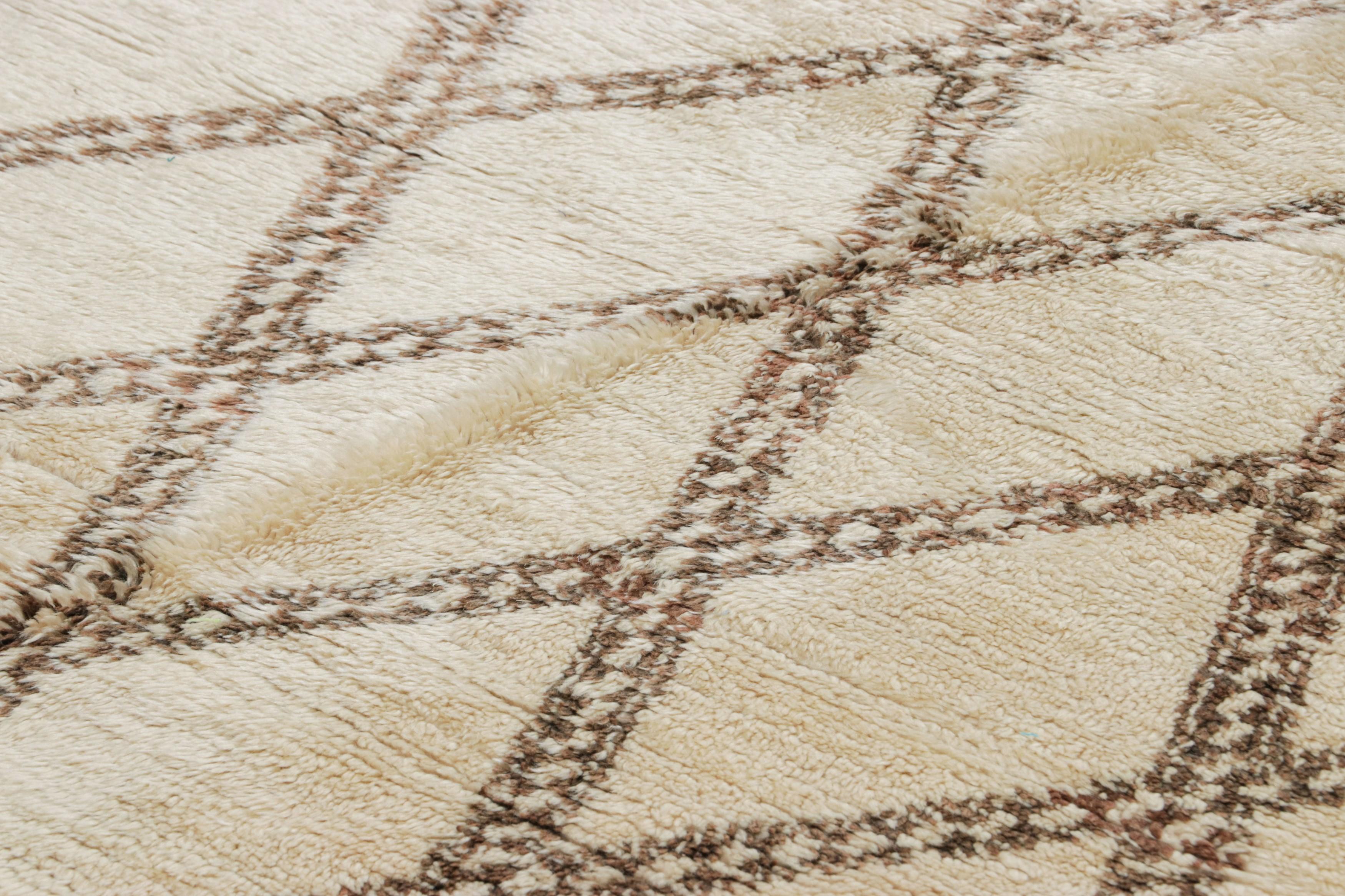 Dieser handgeknüpfte Wollteppich aus Marokko (ca. 1950-1960) in der Größe 6x13 ist ein seltenes Exemplar und gehört zu den aufregendsten Neuzugängen in der Kollektion von Rug & Kilim aus der Mitte des vergangenen Jahrhunderts. 

Über das Design: