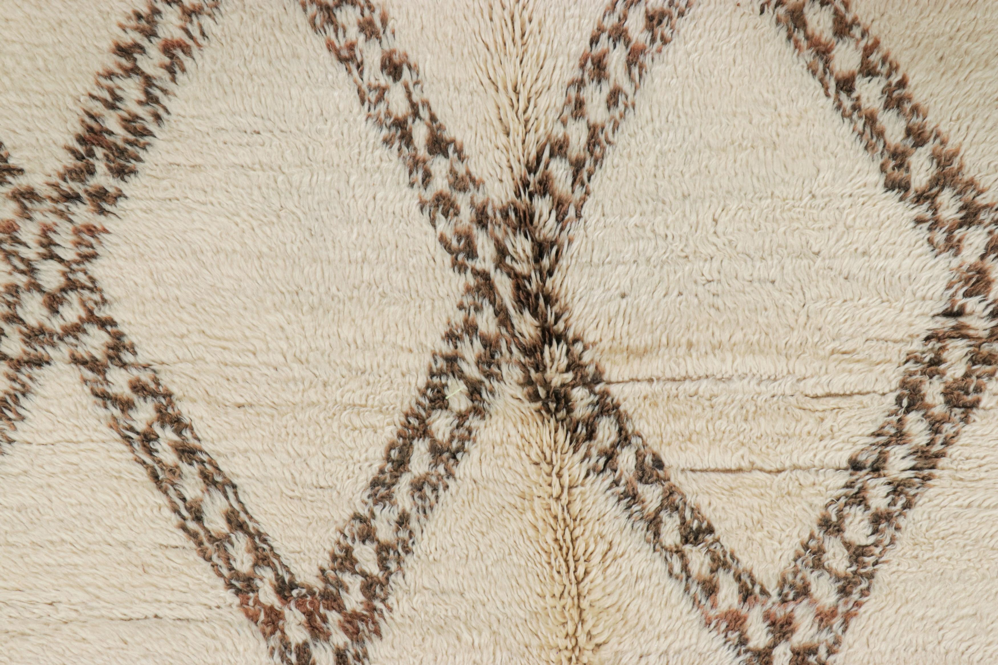 Vintage Marokkanischer Läufer, Creme & Braun mit Rautenmustern - Rug & Kilim (Stammeskunst) im Angebot