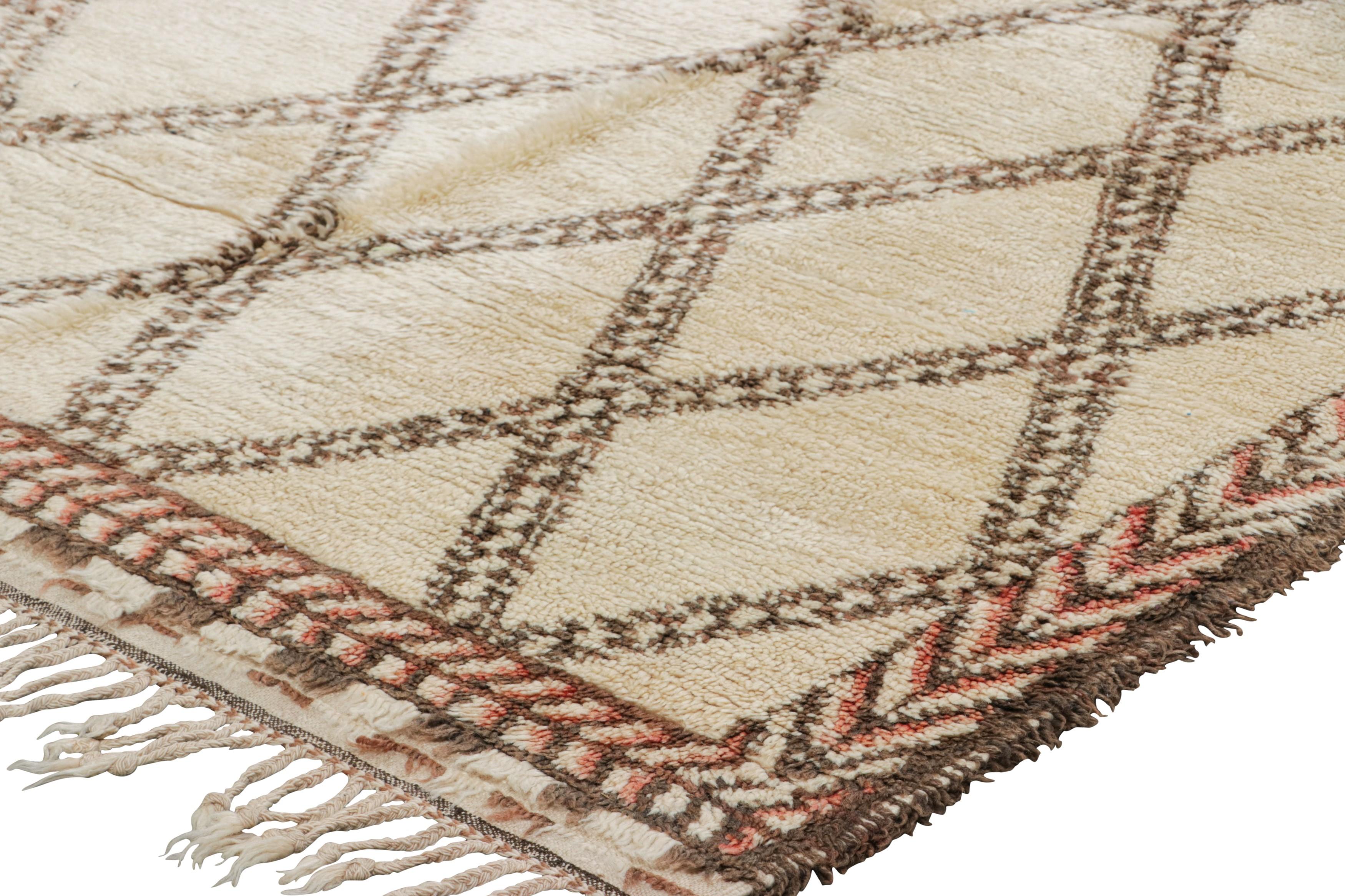 Vintage Marokkanischer Läufer, Creme & Braun mit Rautenmustern - Rug & Kilim (Mitte des 20. Jahrhunderts) im Angebot
