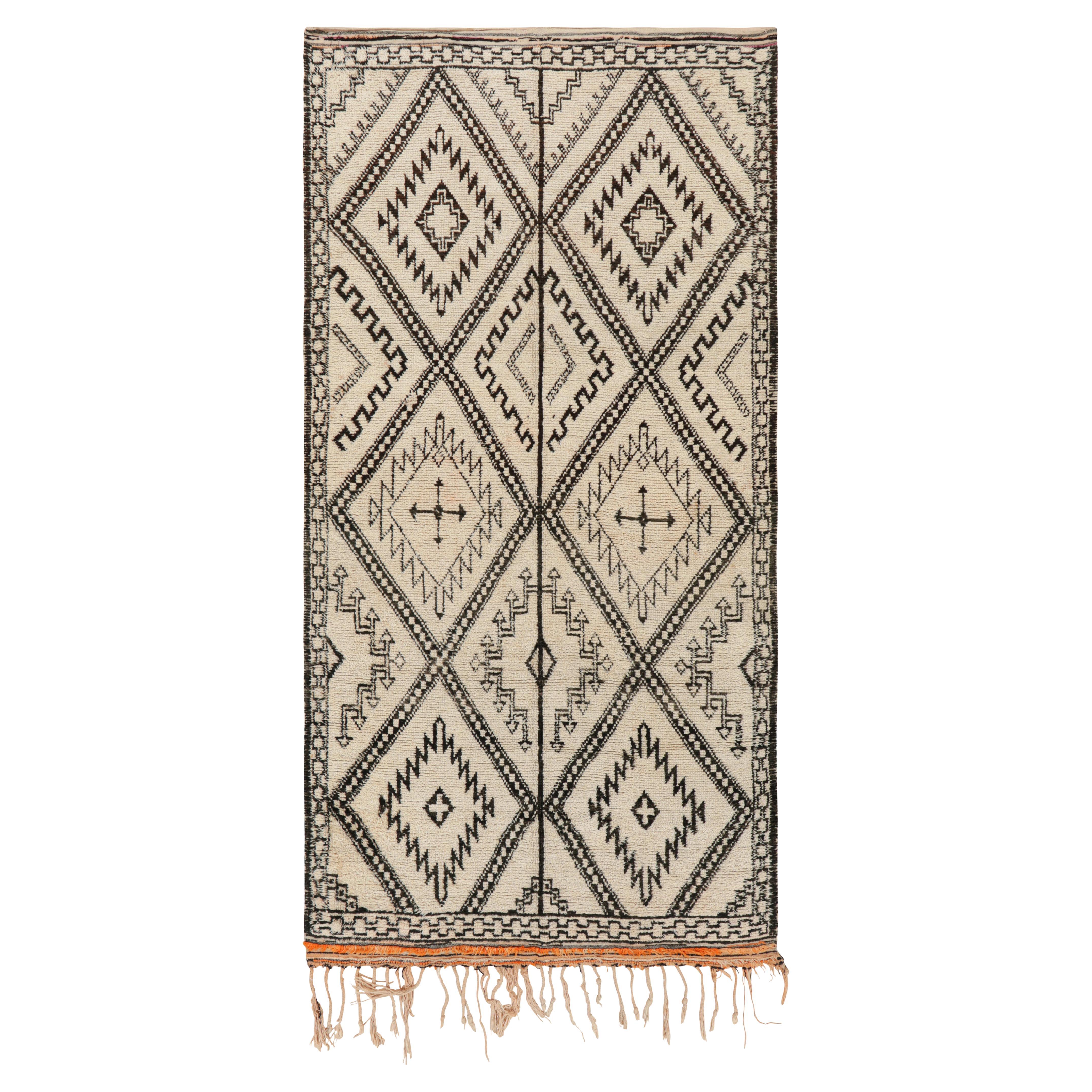 Marokkanischer Vintage-Läufer im Vintage-Stil in Beige, mit Diamantmedaillons, von Rug & Kilim