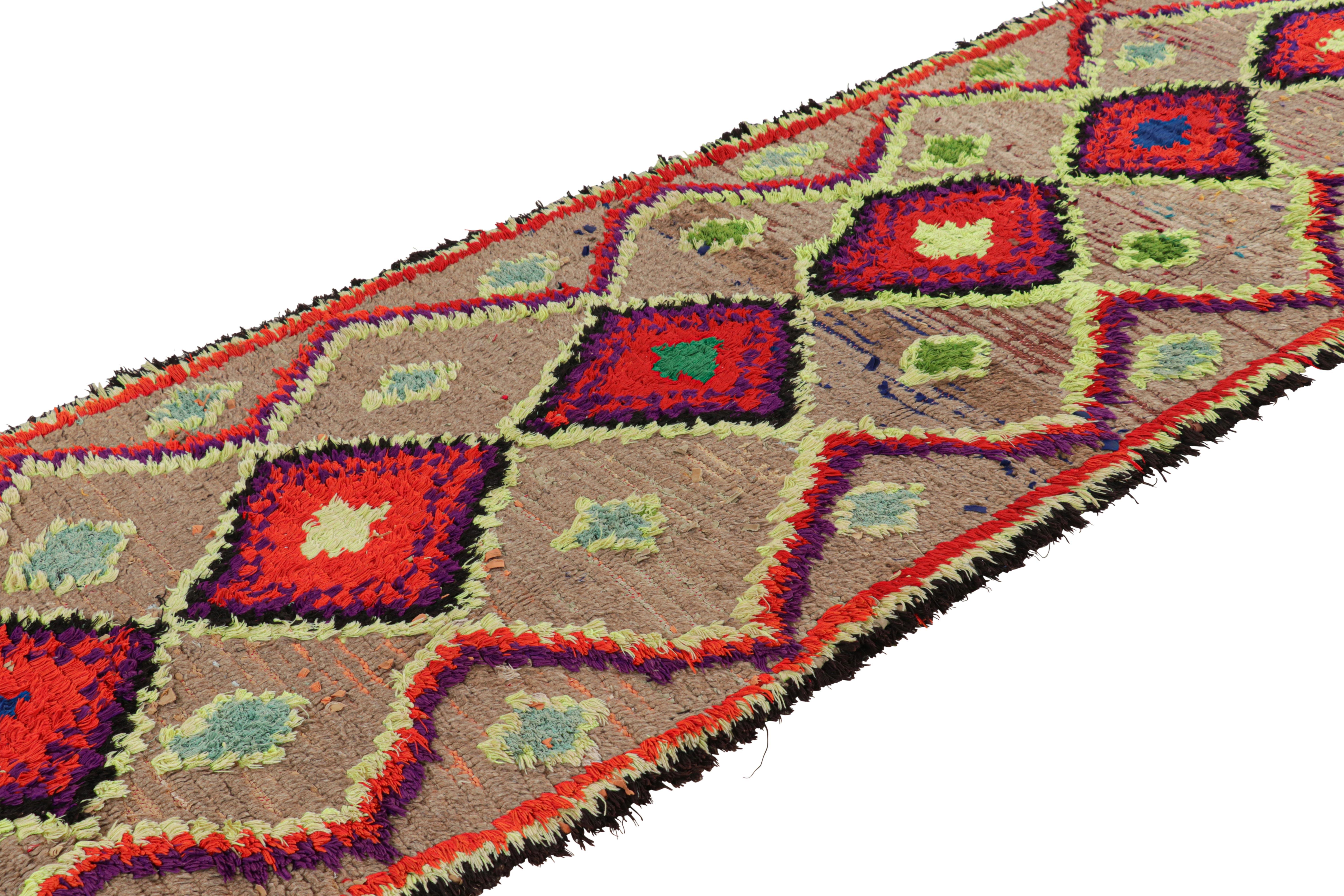 Annodato a mano in lana e proveniente dal Marocco intorno al 1950-1960, questo tappeto marocchino vintage 3x13 è un pezzo estremamente raro come pochi della sua provenienza. 

Sul design: 

Gli ammiratori dell'artigianato noteranno come questo pezzo