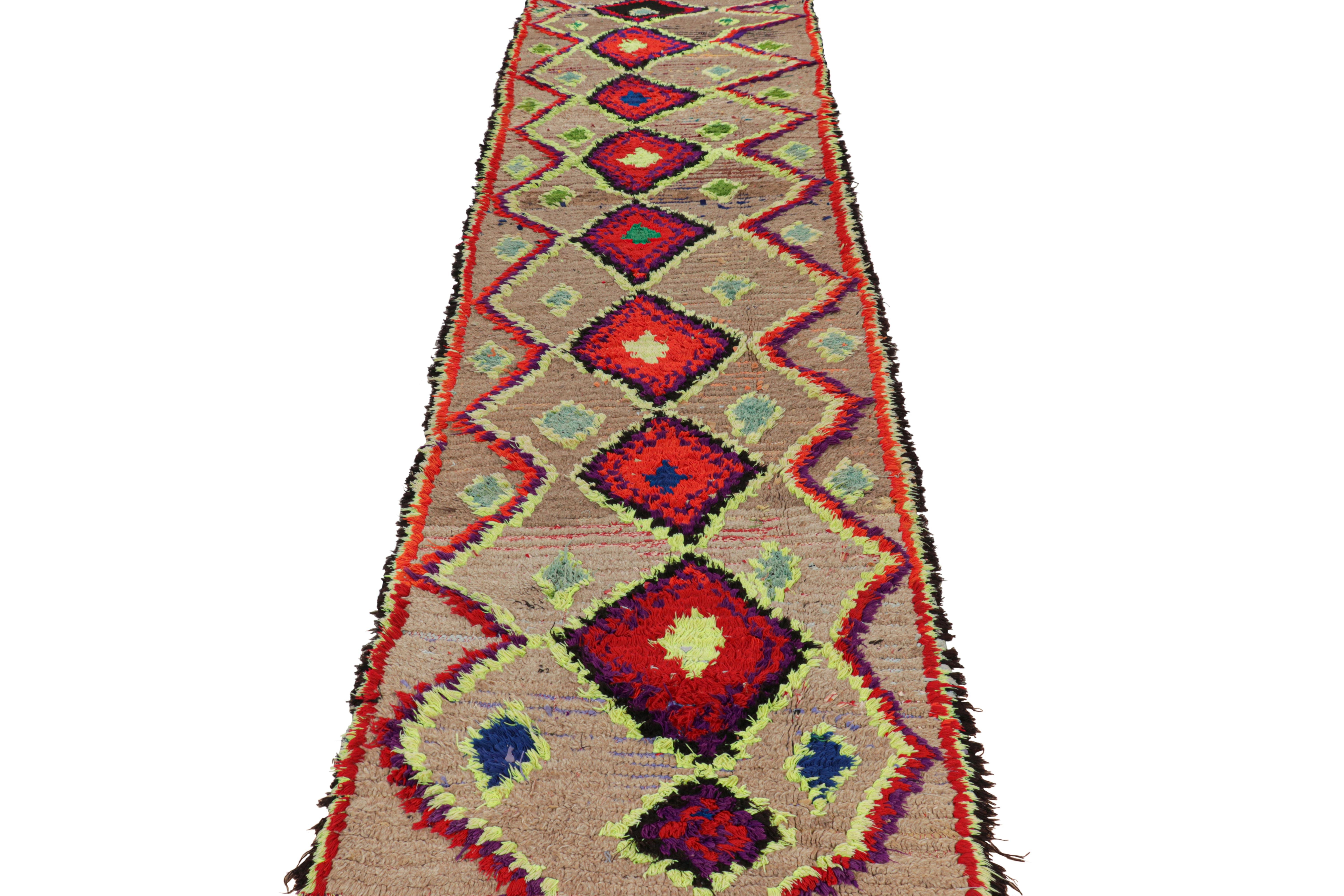 Annodato a mano Tappeto runner marocchino vintage in beige con medaglioni a diamante  Rug & Kilim in vendita