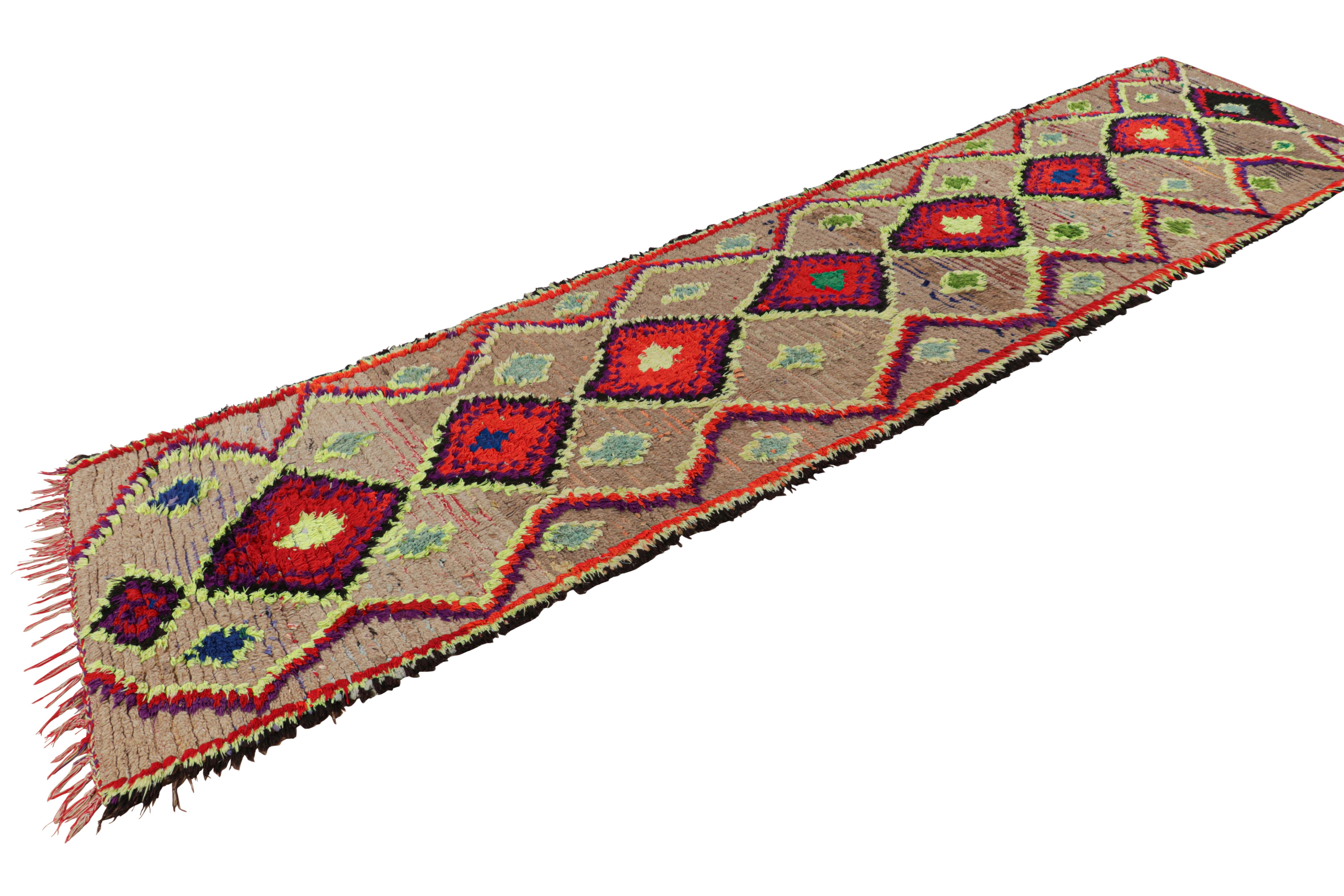 Tappeto runner marocchino vintage in beige con medaglioni a diamante  Rug & Kilim In condizioni buone in vendita a Long Island City, NY