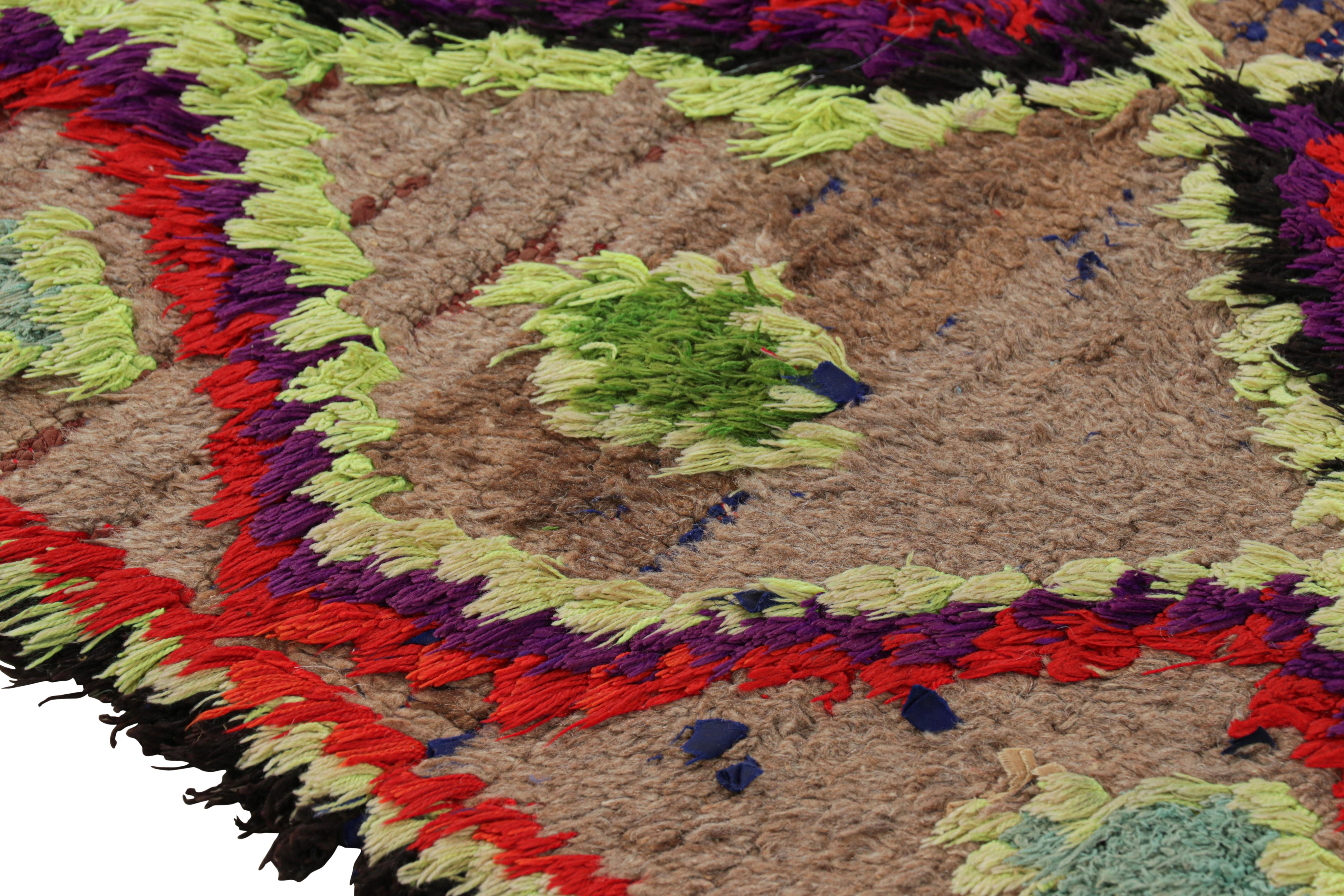 Lana Tappeto runner marocchino vintage in beige con medaglioni a diamante  Rug & Kilim in vendita