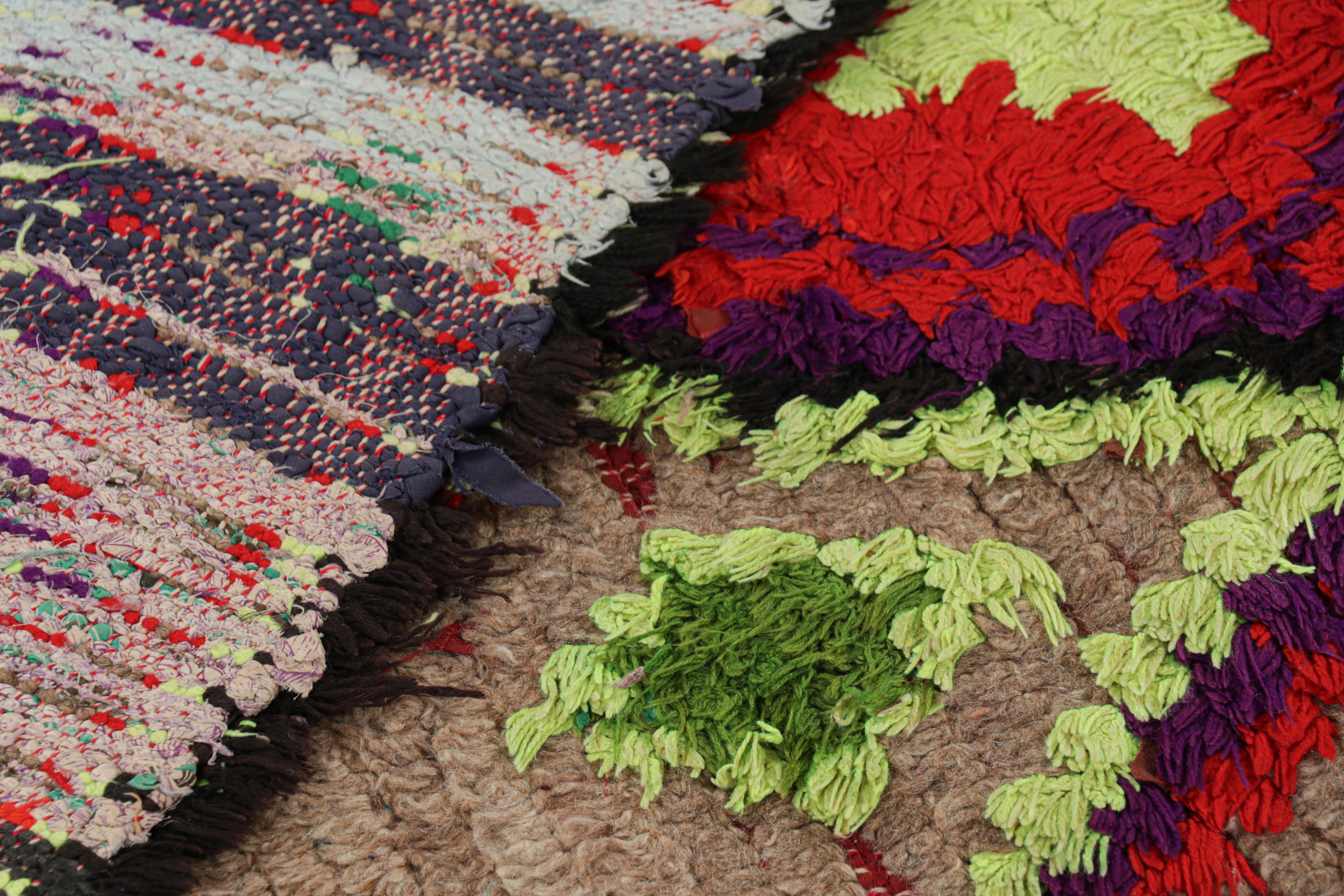 Tappeto runner marocchino vintage in beige con medaglioni a diamante  Rug & Kilim in vendita 1