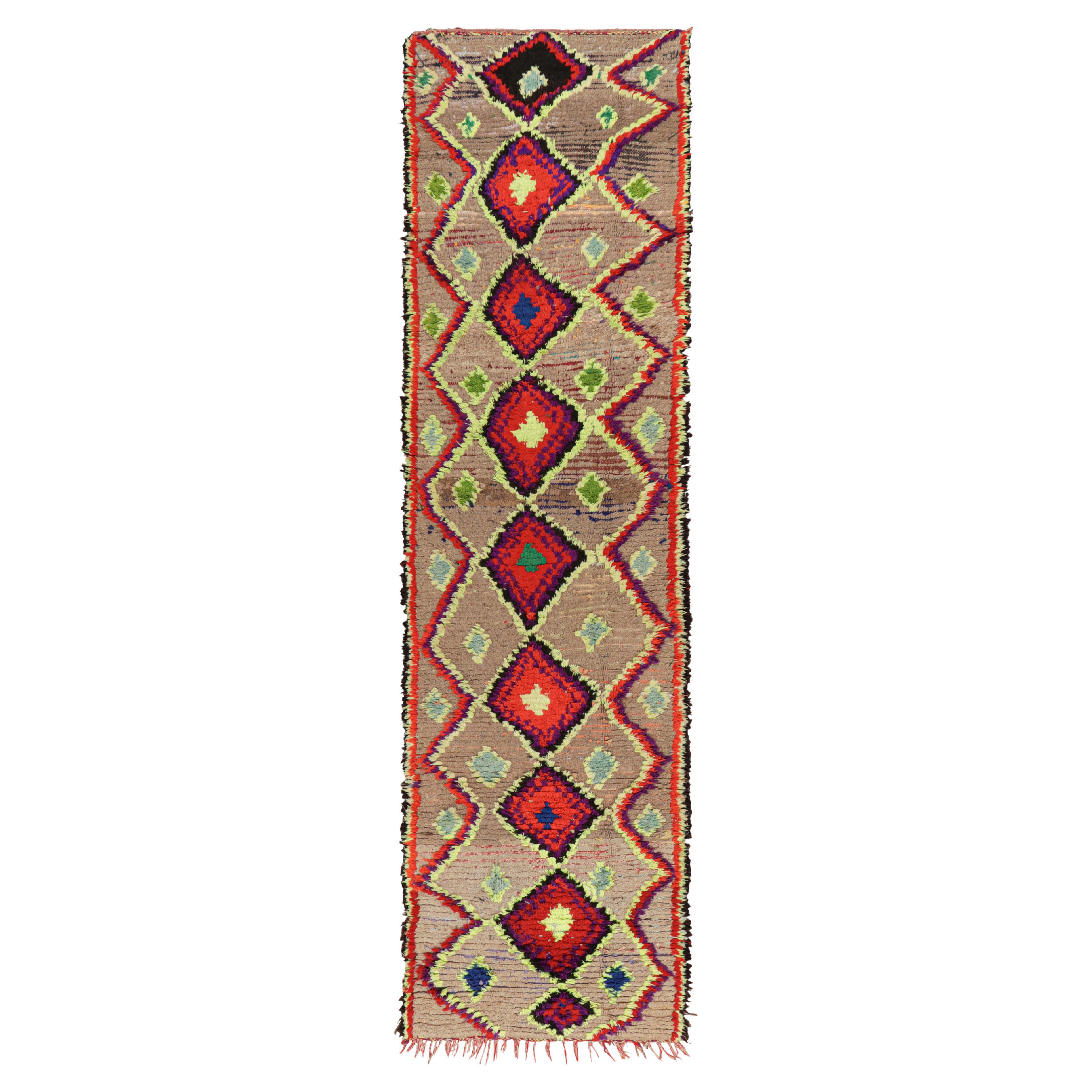 Tapis de couloir marocain vintage beige avec médaillons en diamant  Rug & Kilim