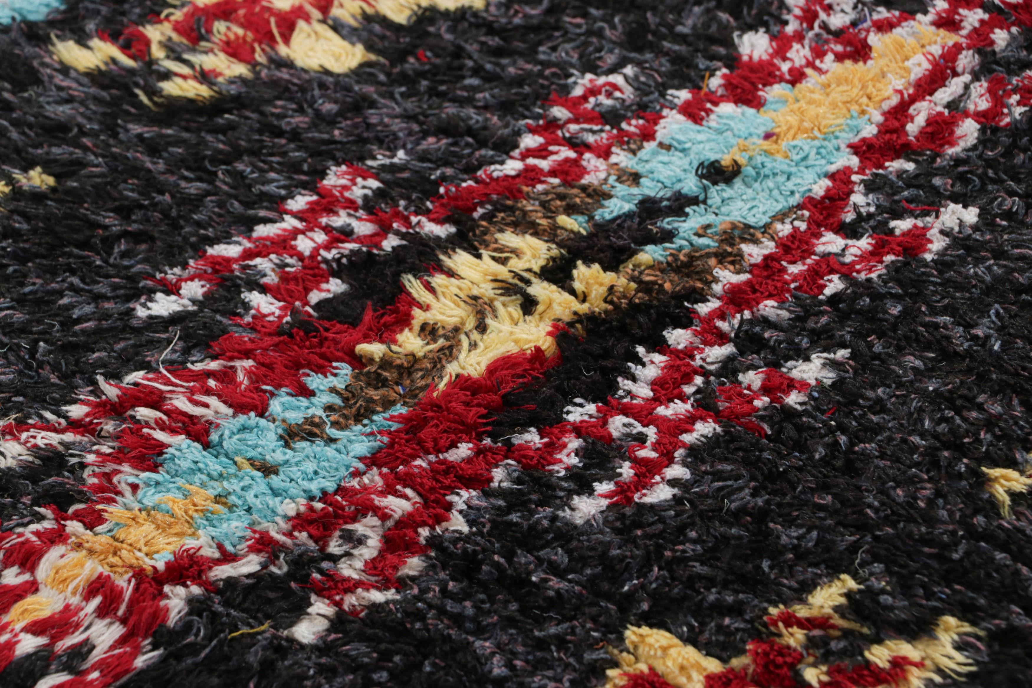 Dieser handgeknüpfte Wollteppich aus Marokko (ca. 1950-1960) ist ein seltener 2x9 Vintage-Läufer und gehört zu den aufregendsten Neuzugängen in Rug & Kilims Kurationen aus der Mitte des Jahrhunderts.

Über das Design: 

Dieser marokkanische Läufer