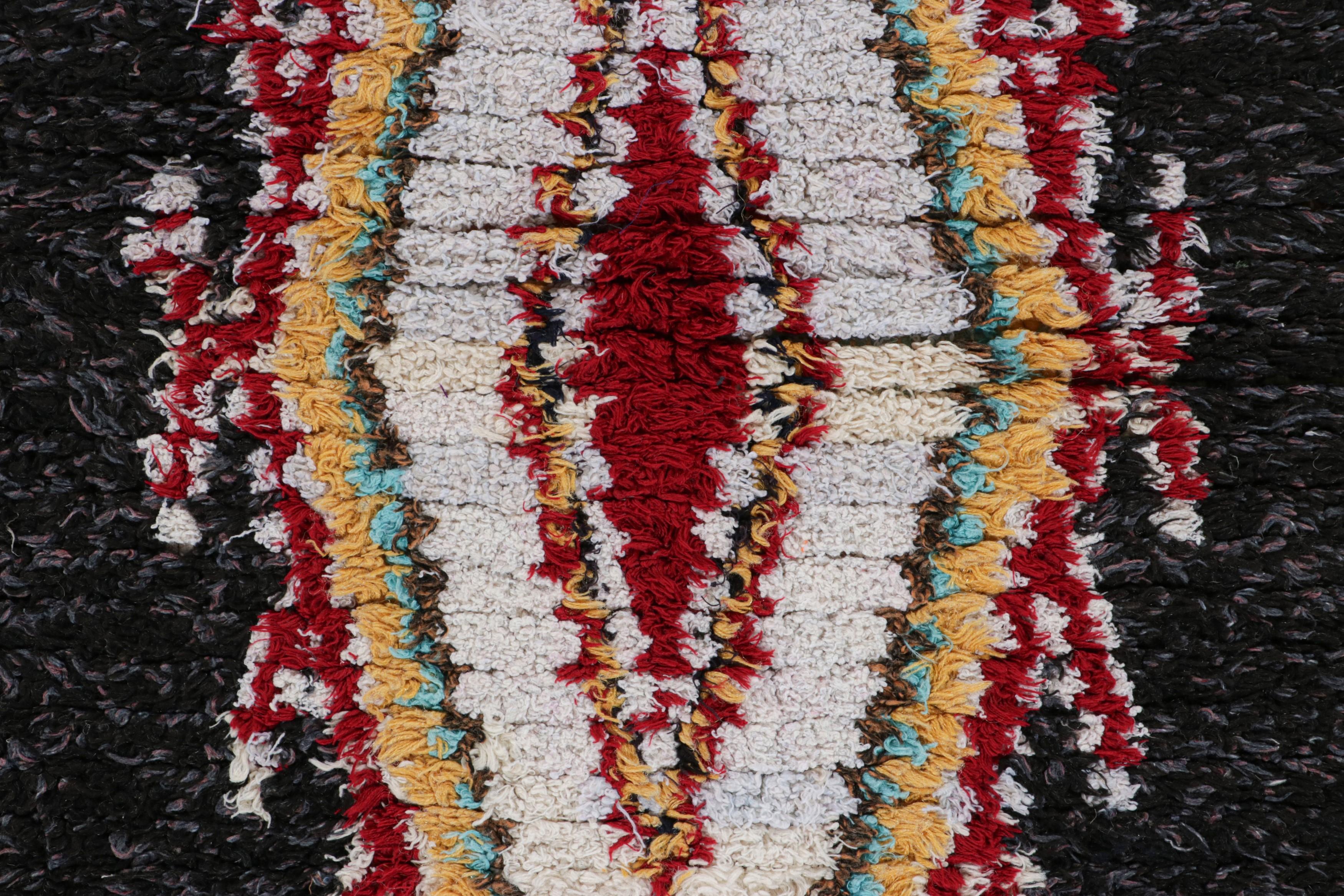 Vintage Marokkanischer Läufer in Schwarz mit bunten Medaillons - Rug & Kilim (Handgeknüpft) im Angebot