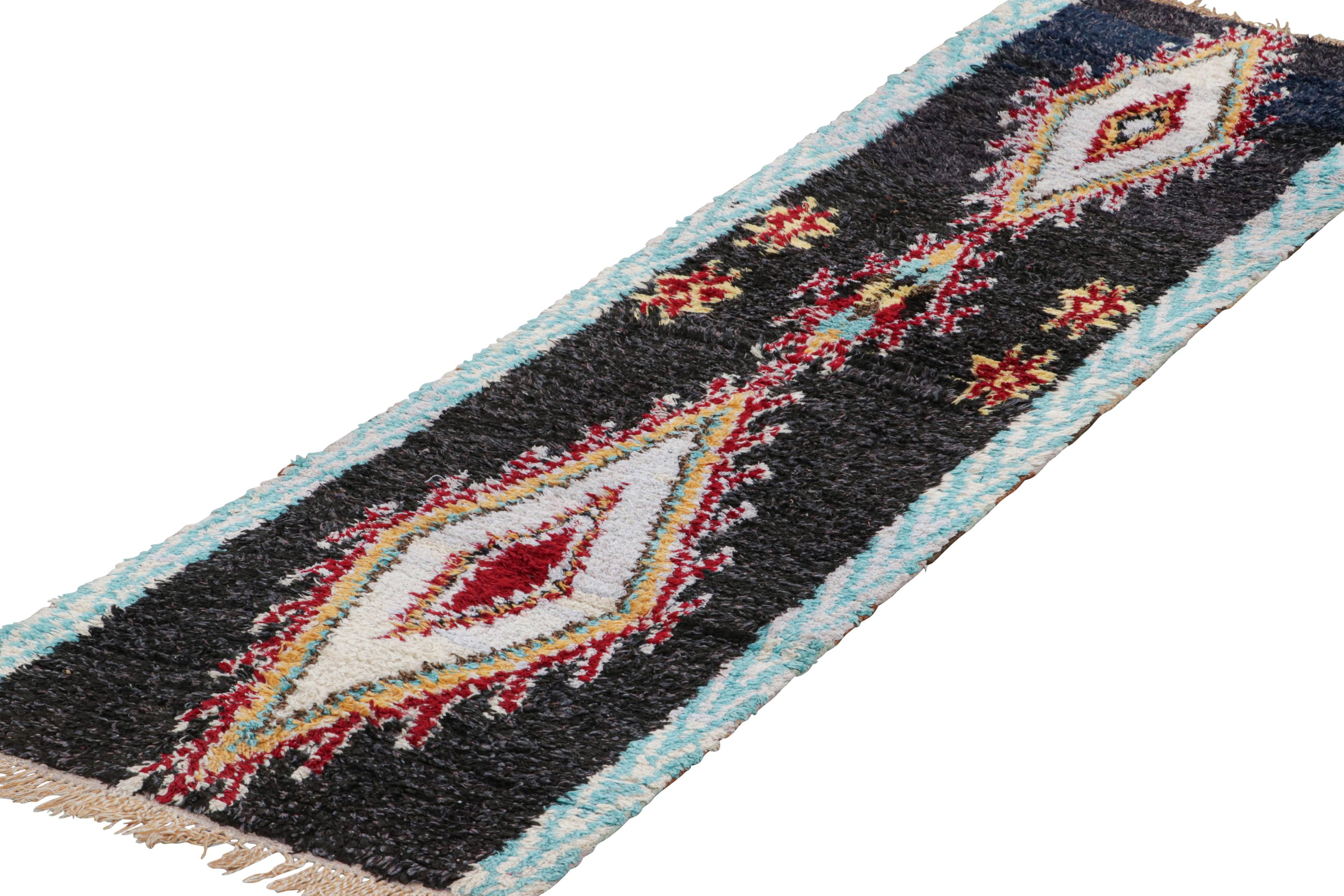 Vintage Marokkanischer Läufer in Schwarz mit bunten Medaillons - Rug & Kilim im Zustand „Gut“ im Angebot in Long Island City, NY