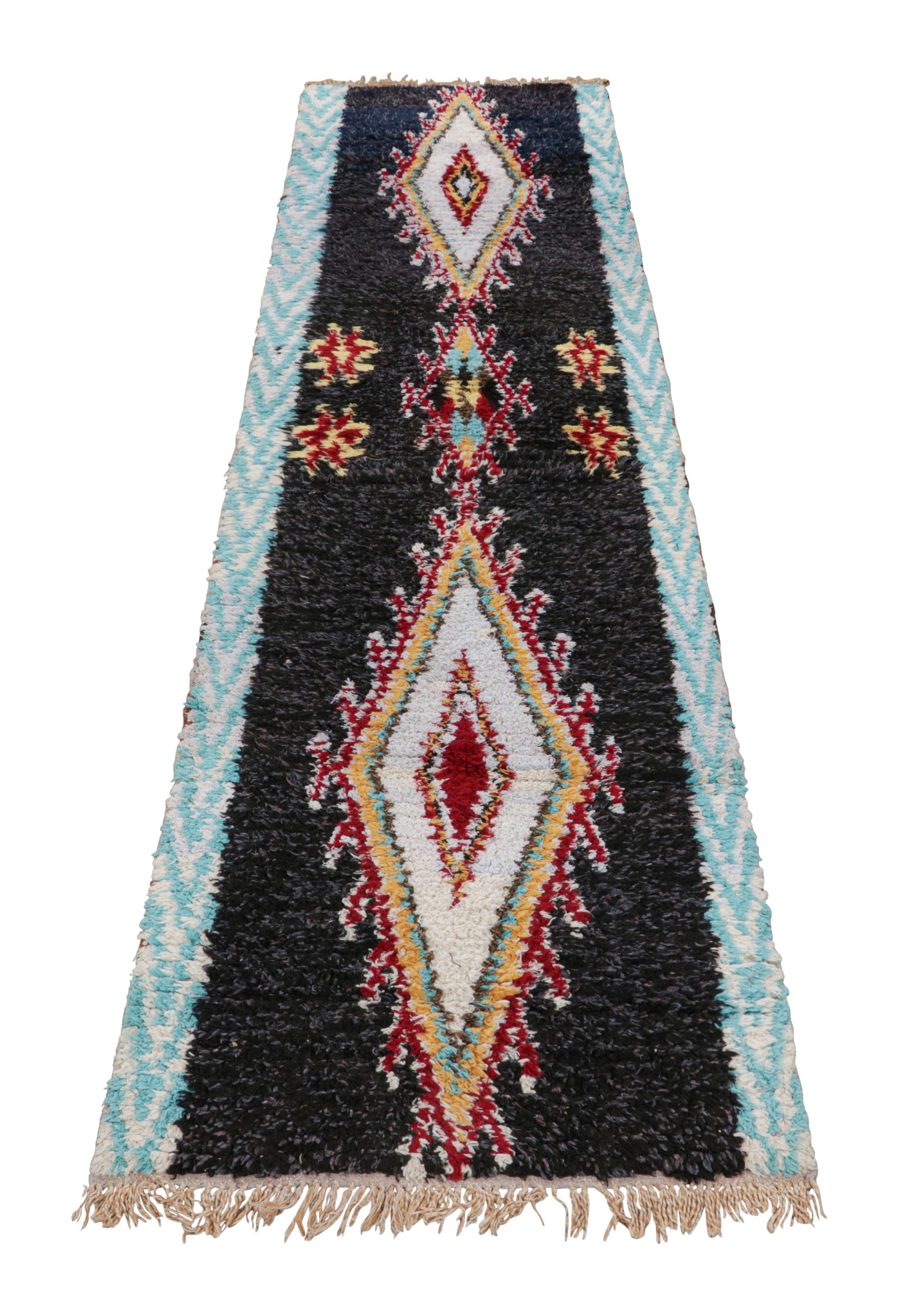 Vintage Marokkanischer Läufer in Schwarz mit bunten Medaillons - Rug & Kilim (Mitte des 20. Jahrhunderts) im Angebot