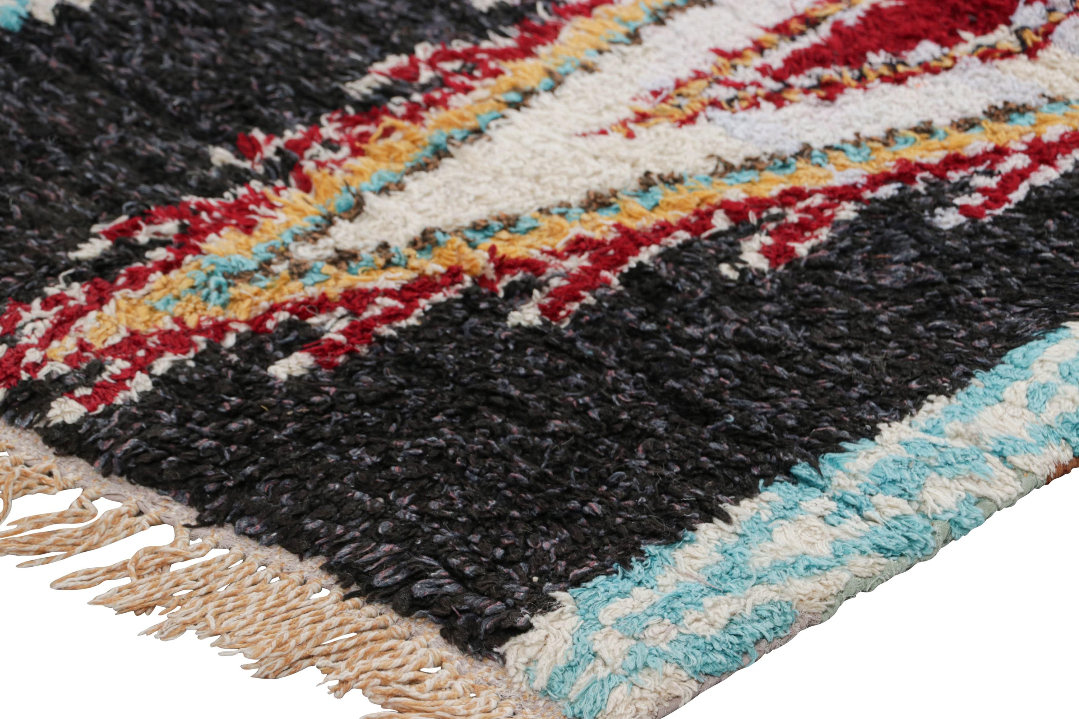 Vintage Marokkanischer Läufer in Schwarz mit bunten Medaillons - Rug & Kilim (Wolle) im Angebot