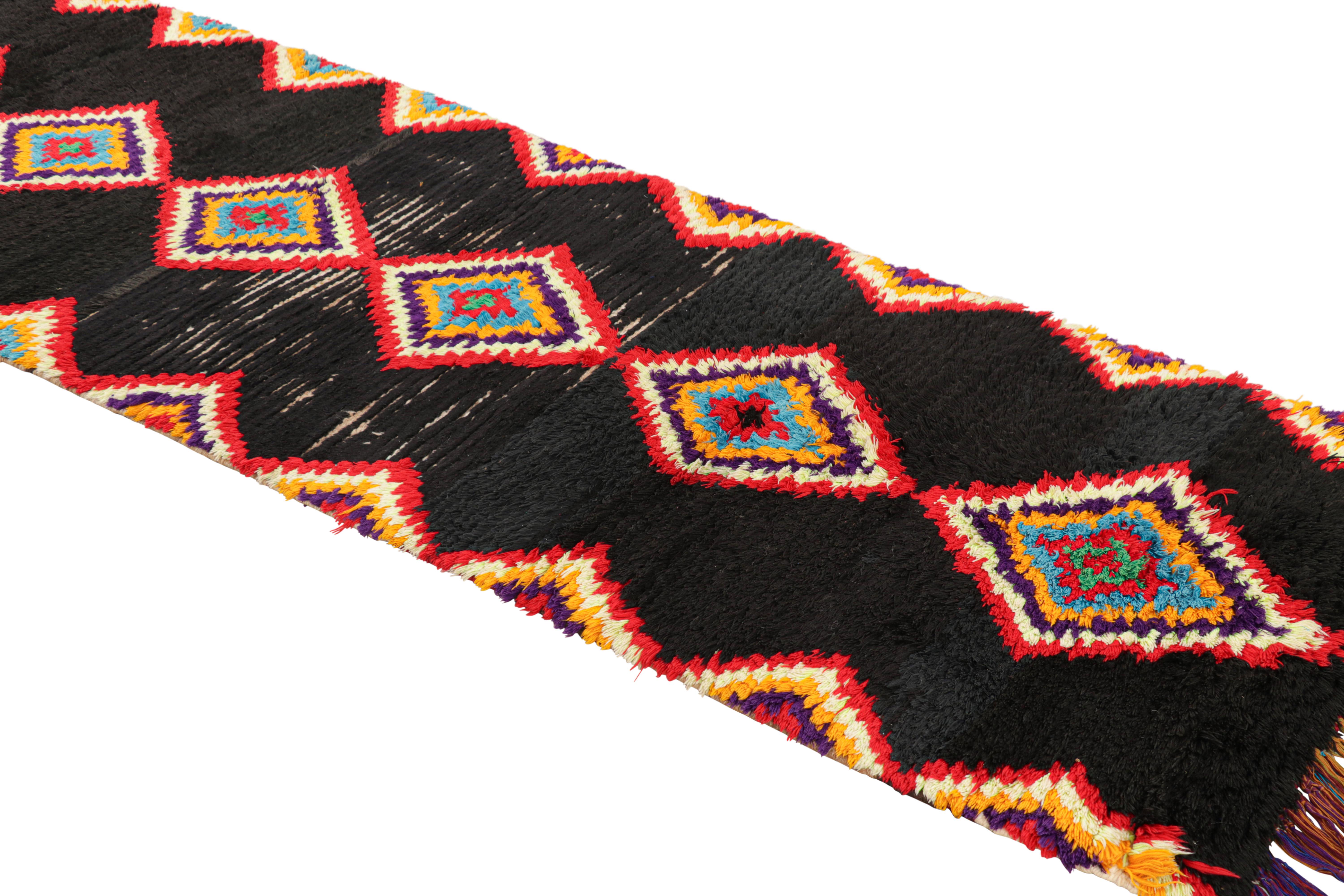 Noué à la main en laine et originaire du Maroc vers 1950-1960, ce tapis marocain vintage 3x9 est une pièce extrêmement rare comme il en existe peu de sa provenance. 

Sur le Design : 

Les admirateurs de l'artisanat noteront à quel point cette pièce