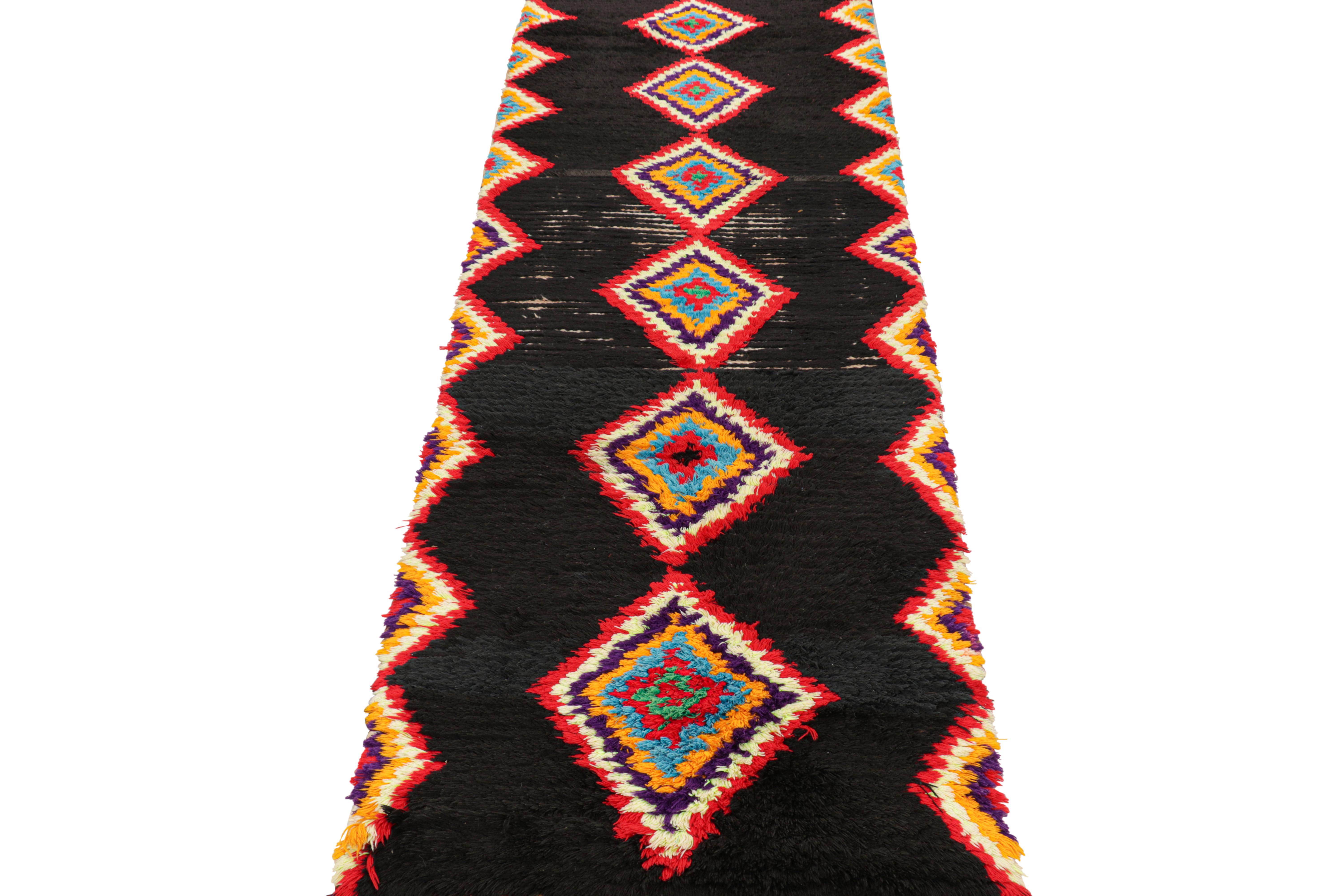 Noué à la main Tapis de course marocain vintage en noir avec motifs de diamants, de Rug & Kilim en vente